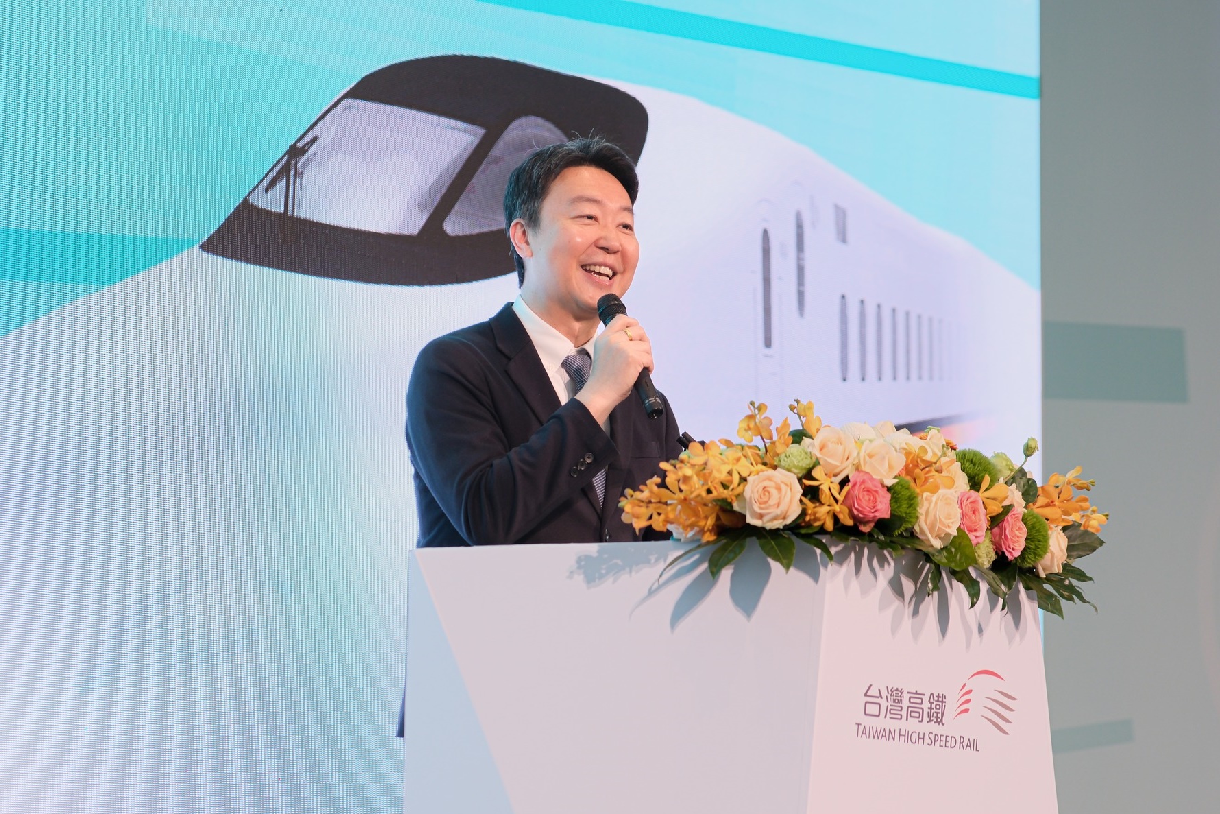 交通部長陳世凱誓言打造高鐵不斷線、不斷聯的車廂通訊品質。（翻攝自陳世凱﻿臉書）
