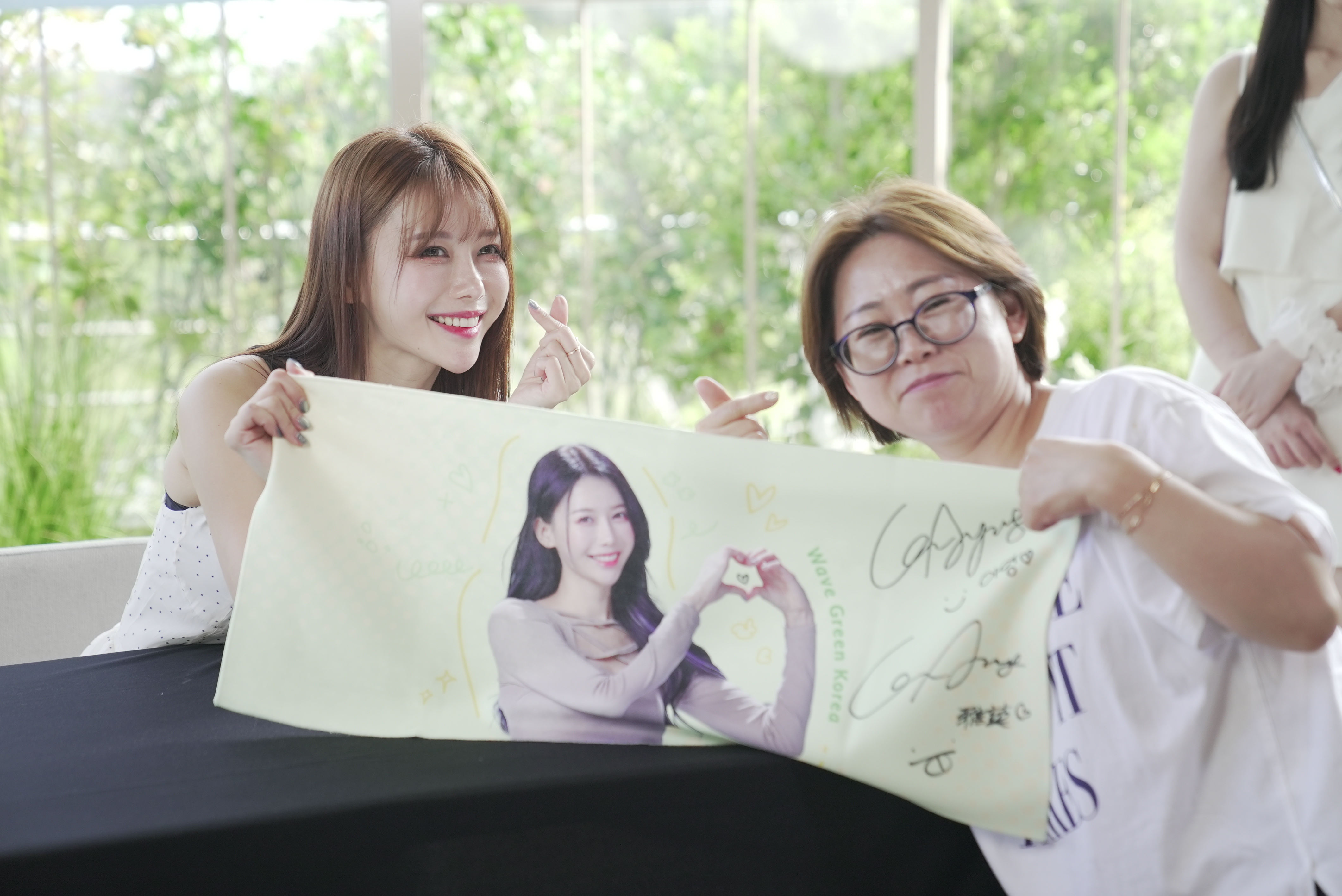 李亞英和粉絲一起互動，有玩遊戲也有握手交流。（韓國觀光公社提供）