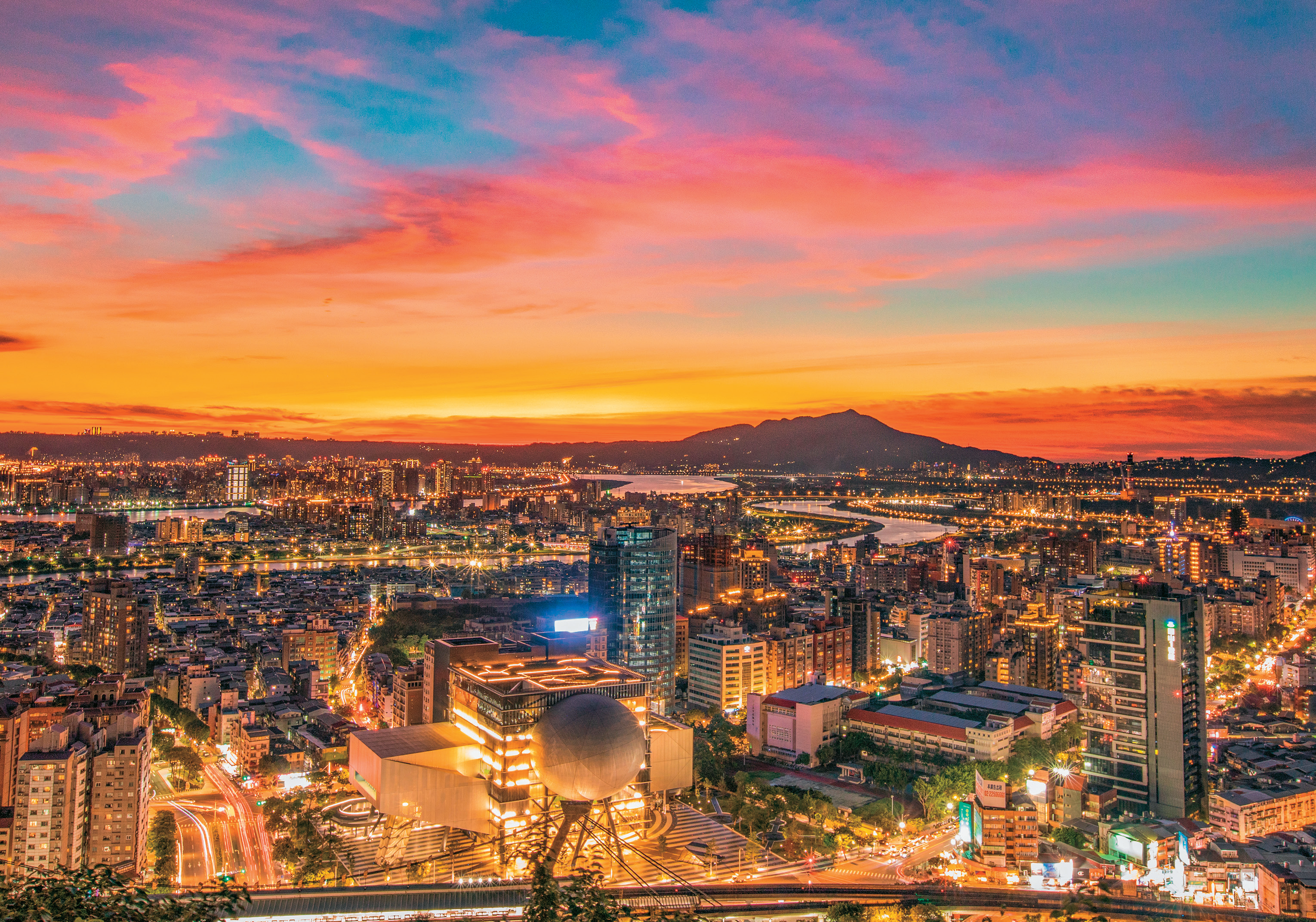 從劍潭山步道可眺覽台北市景、河流和遠山。