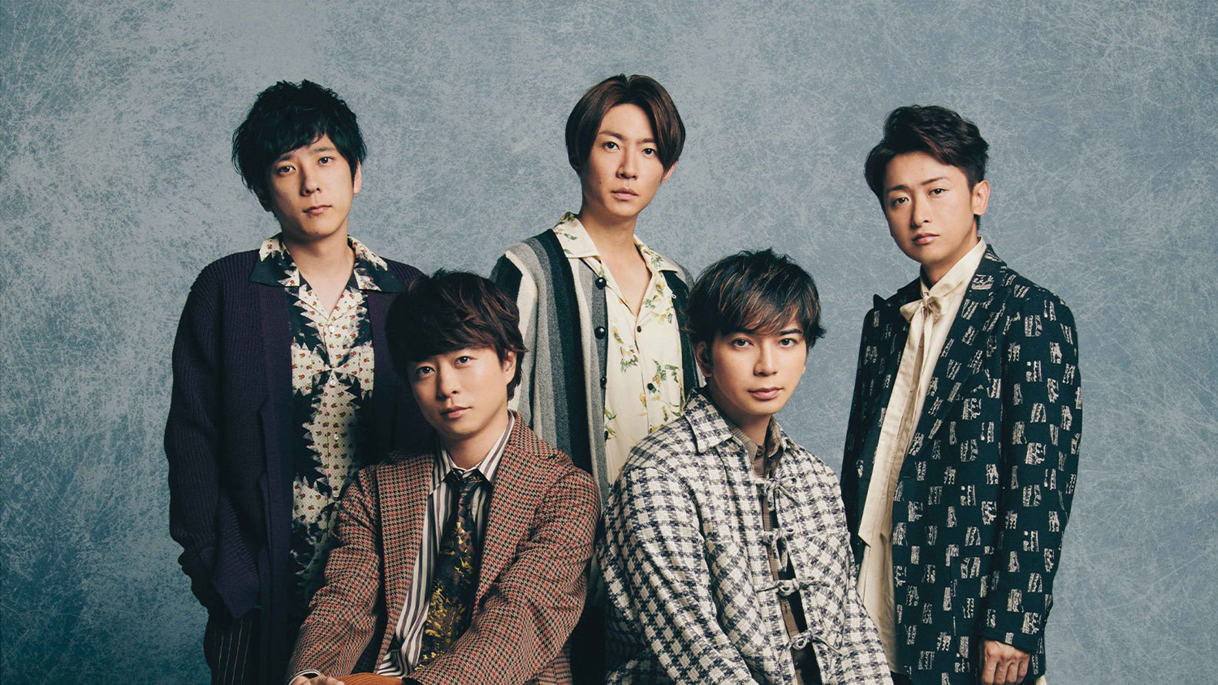 櫻井翔、松本潤（前排左到右），二宮和也、相葉雅紀及長大野智（後排左到右）。（翻攝官網）