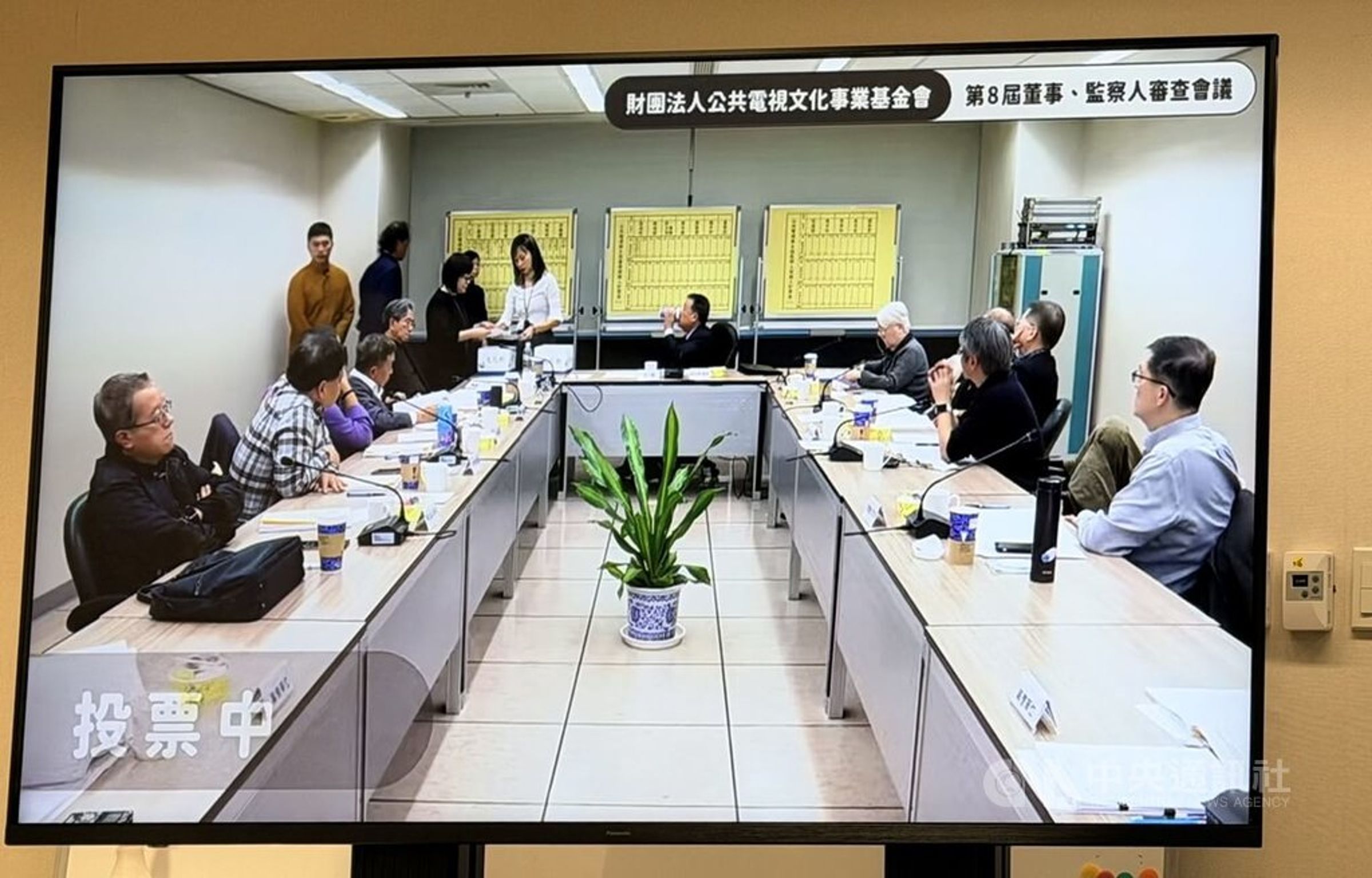 羅世宏認為媒改社的聲明根本盲點為對公視制度實踐與政治現實的雙重無視，無助於解決當前公共電視董事會換屆僵局。（翻攝第8屆公視董監事首次審查會議直播）