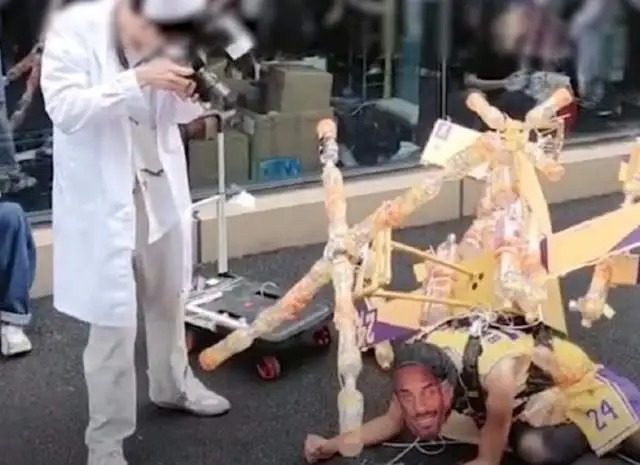 該Coser的夥伴打扮成醫護人員模樣，在一旁大拍特拍，完全不尊重死者、家屬以及球迷。（翻攝自微博）