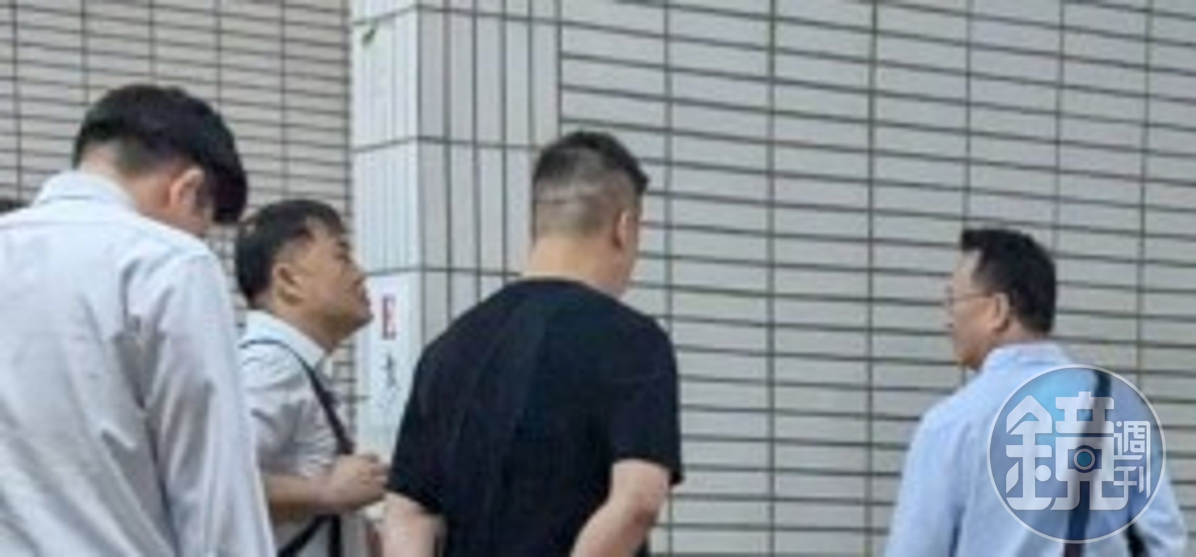 被告李孟修(黑衣者)否認洗錢、組織犯罪。