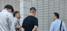 被告李孟修（黑衣者）否認洗錢、組織犯罪。