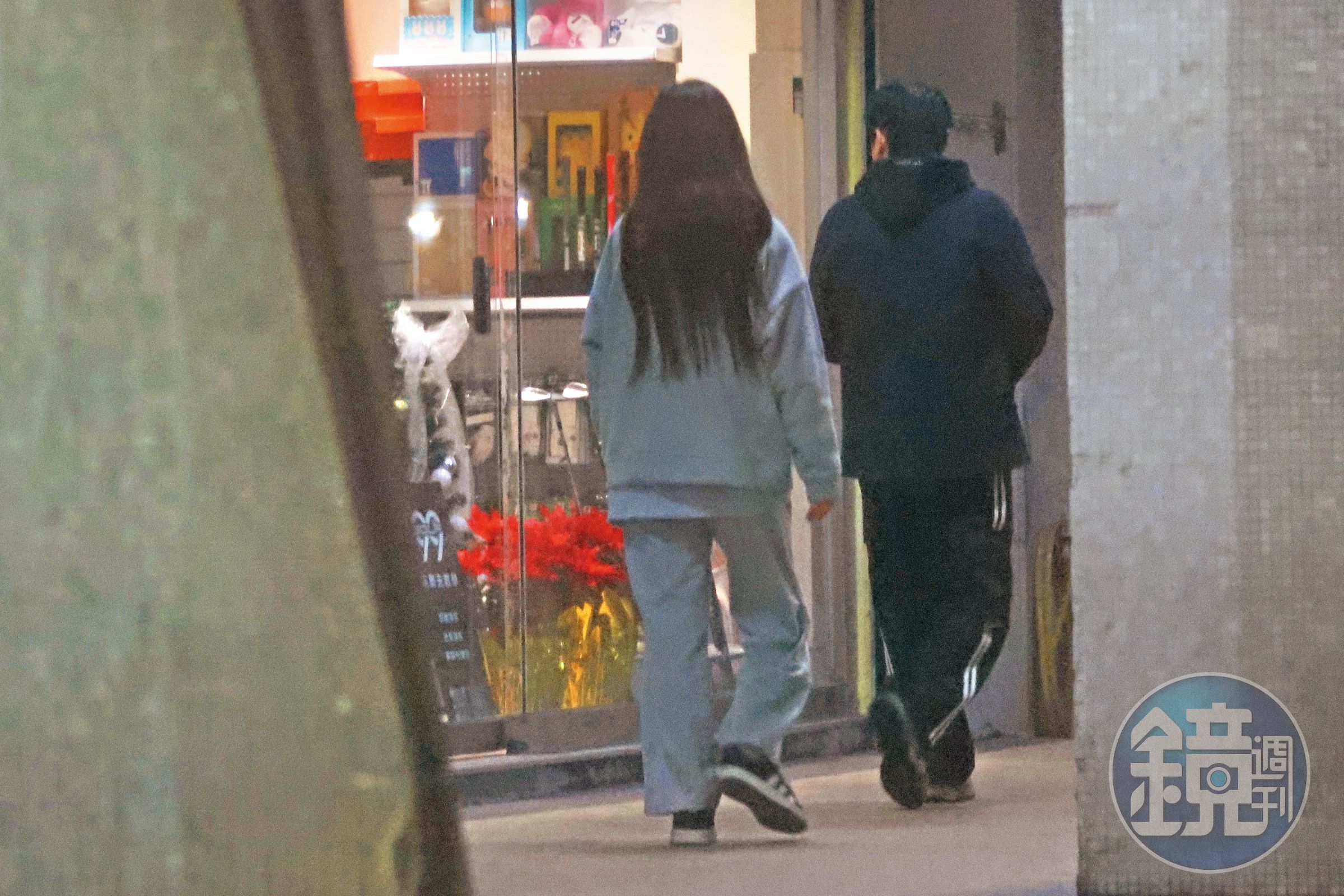 柳柳(左)與BMW男(右)離開她家後,兩人先一起前往便利商店購物。