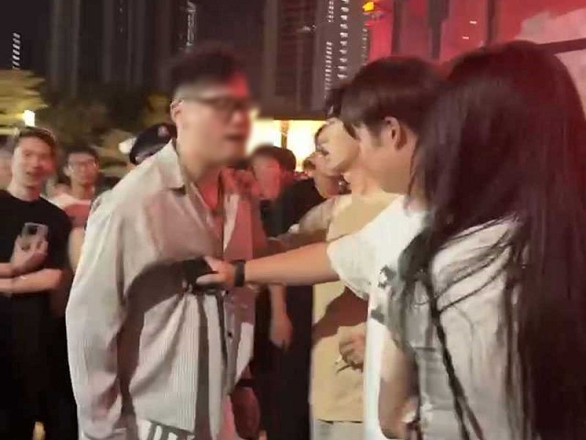 正妹跟小王看演唱會，金主男友崩潰大曝18禁內容還踢人！鄉民驚「場外比場內精彩」。（翻自《吃瓜網》）