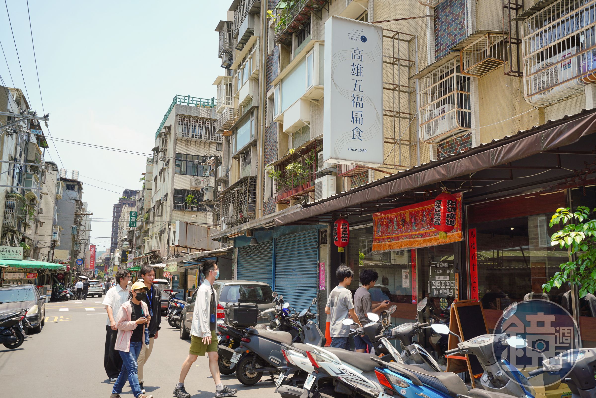 位在內湖路一段巷弄內的高雄五福扁食二代店,平日中午一到,常要排隊才有位。