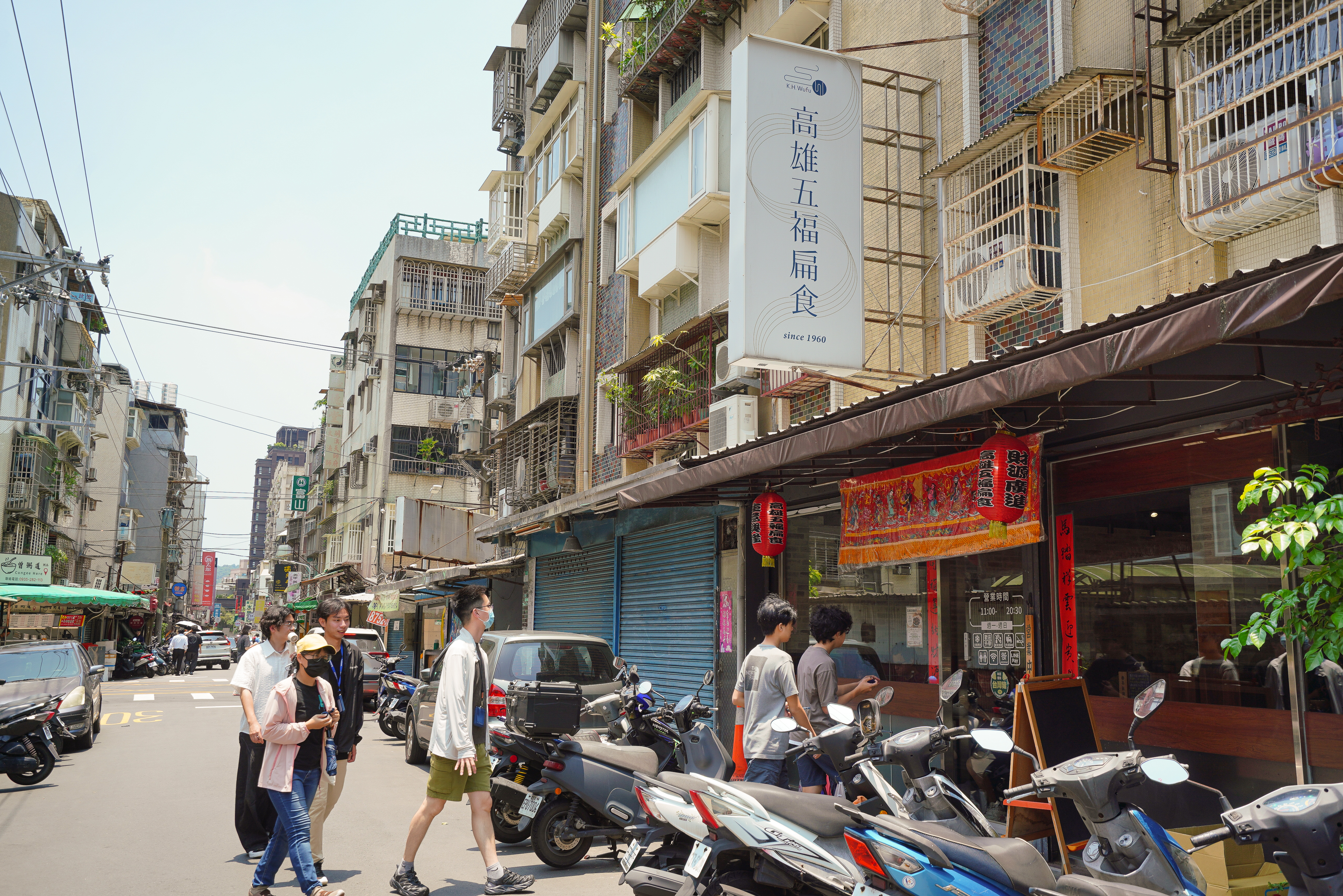 位在內湖路一段巷弄內的高雄五福扁食二代店,平日中午一到,常要排隊才有位。