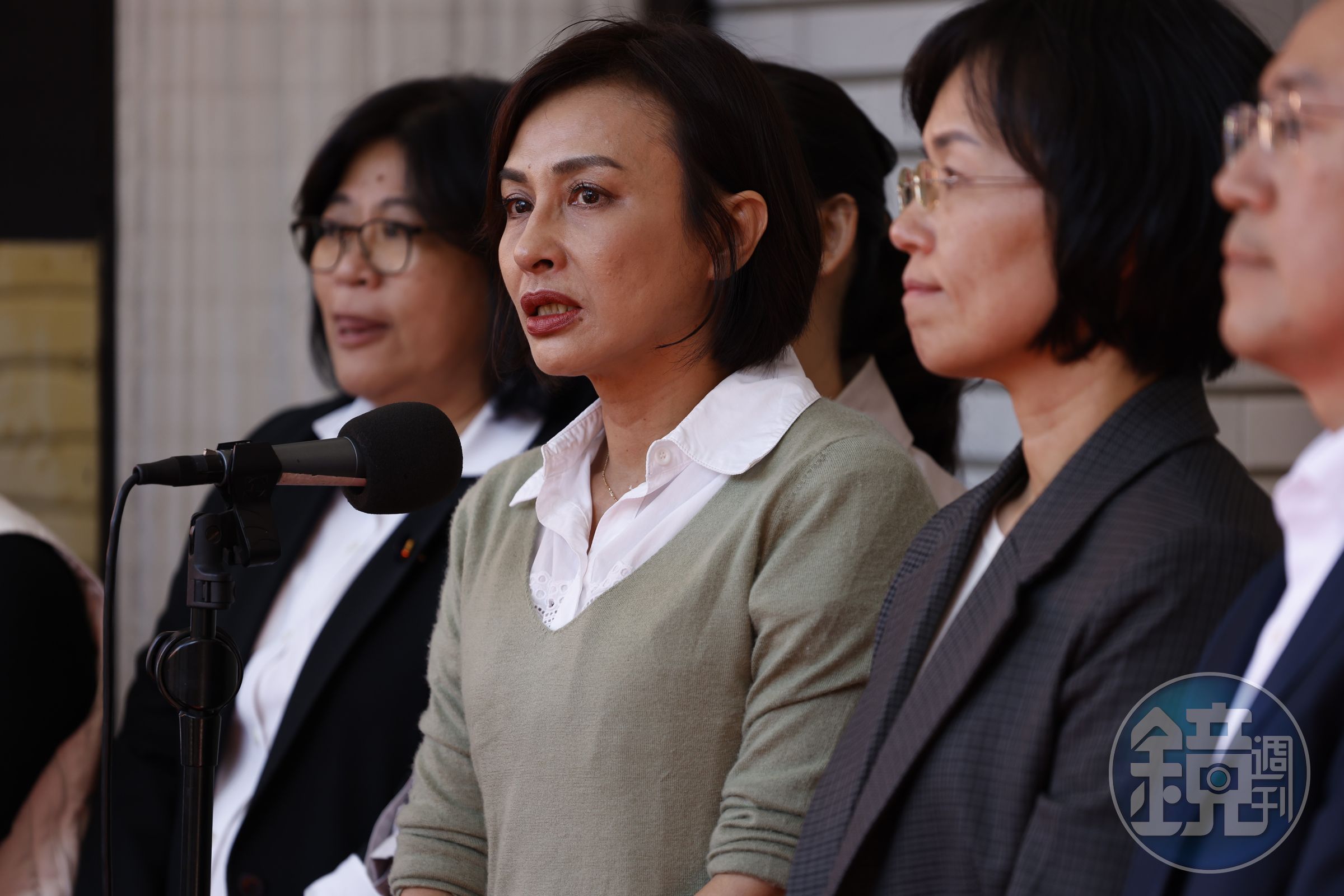 邱議瑩的父親在戒嚴時期,被國民黨以政治犯關押6年。她今日淚談此事。