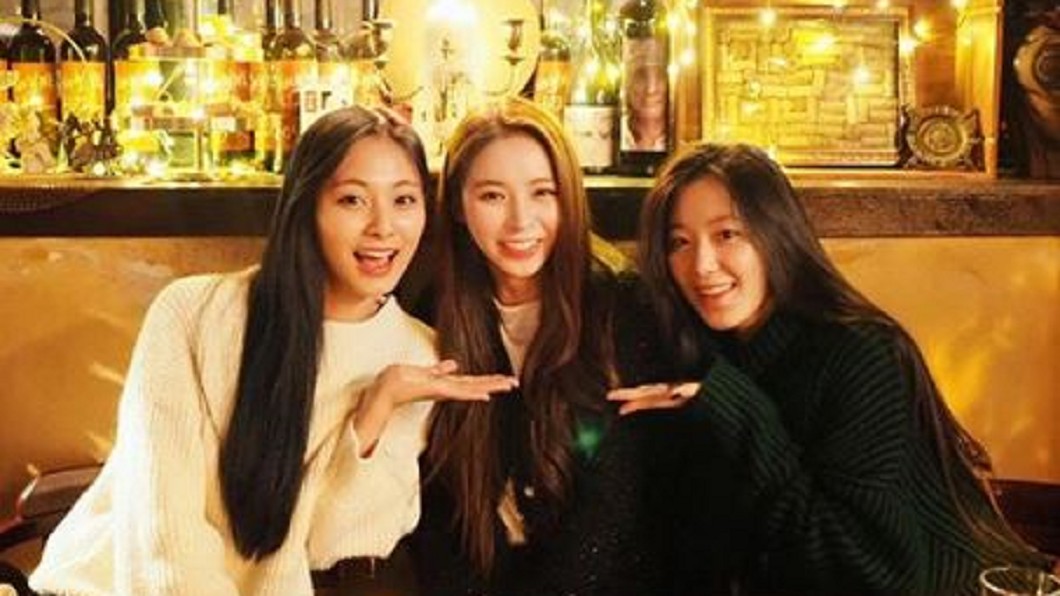 周子瑜與ELKIE、舒華（左到右）在韓國成為知心好友。（網路圖片）