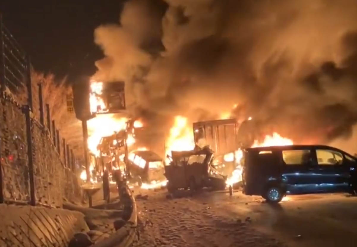 日本群馬縣關越高速公路上發生嚴重車禍，逾50輛車連環追撞，造成至少1人死亡、26人受到輕重傷。（翻攝自X平台）