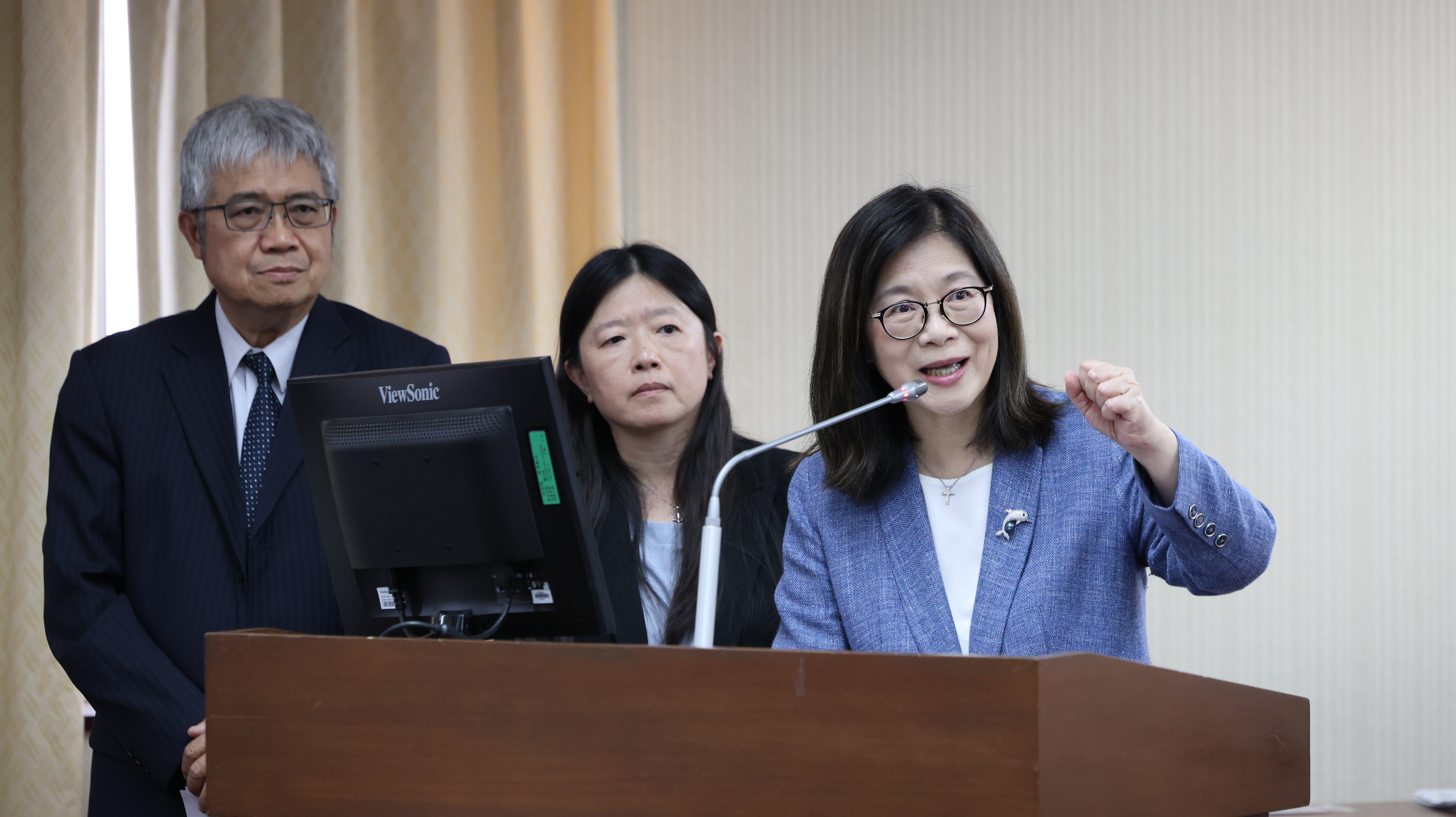 管碧玲在立院答詢。（海委會提供）