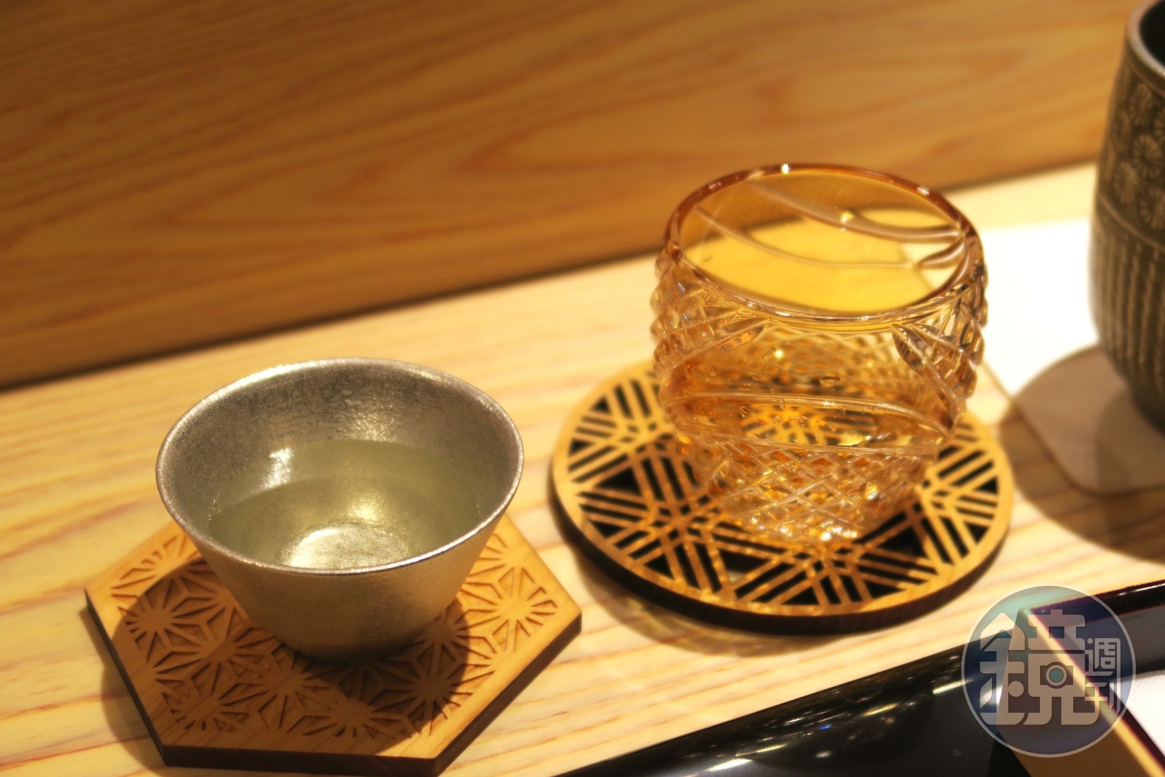 酒器也經過精心挑選，每一個都十分精美。