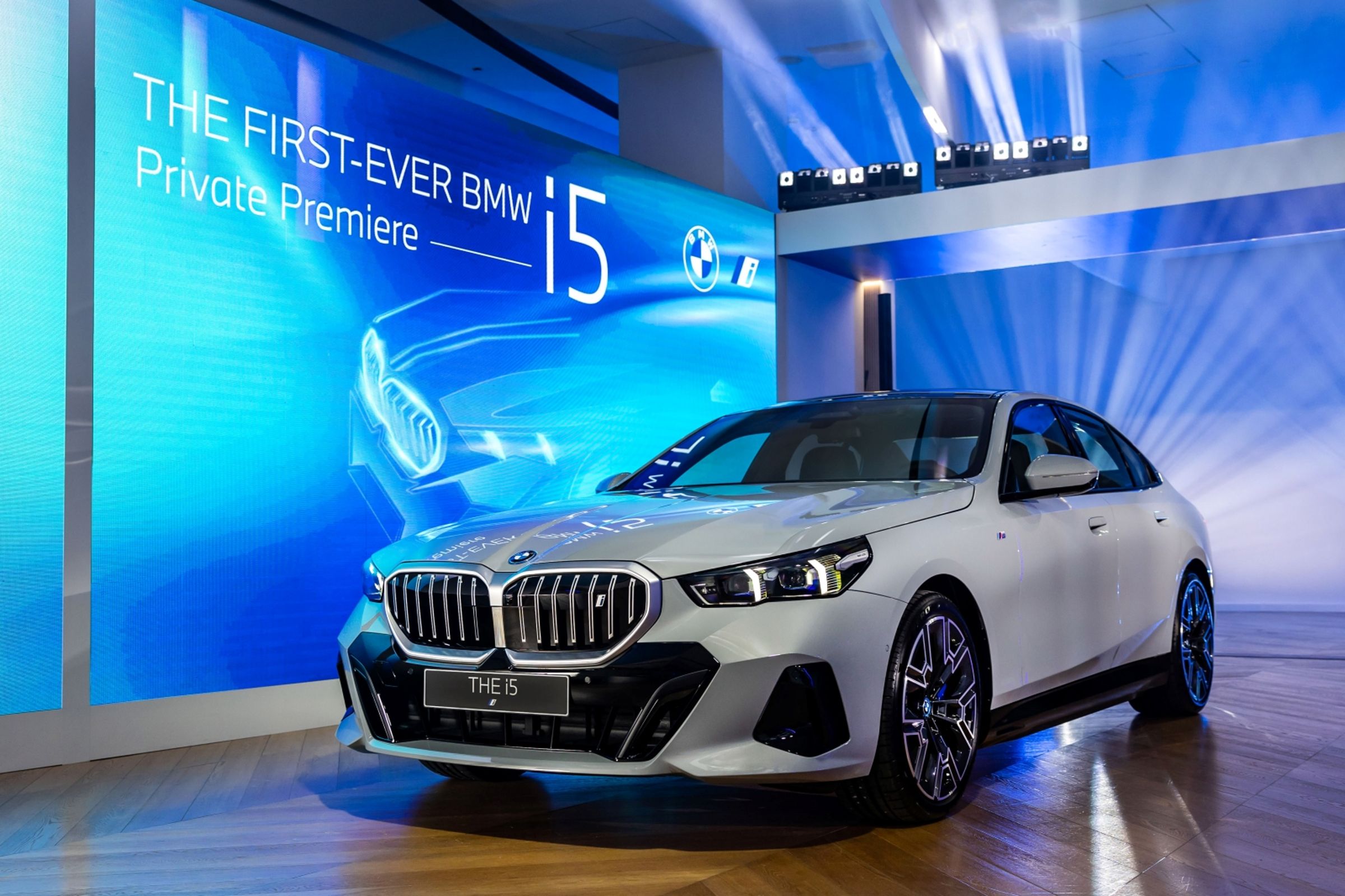 全新BMW i5藉由俐落純粹的手法刻劃出凸顯運動氣息，重新解讀BMW所賦予歷代5系列的精粹，將集聚現代感的線條融入更為放大且飽滿的車身輪廓。