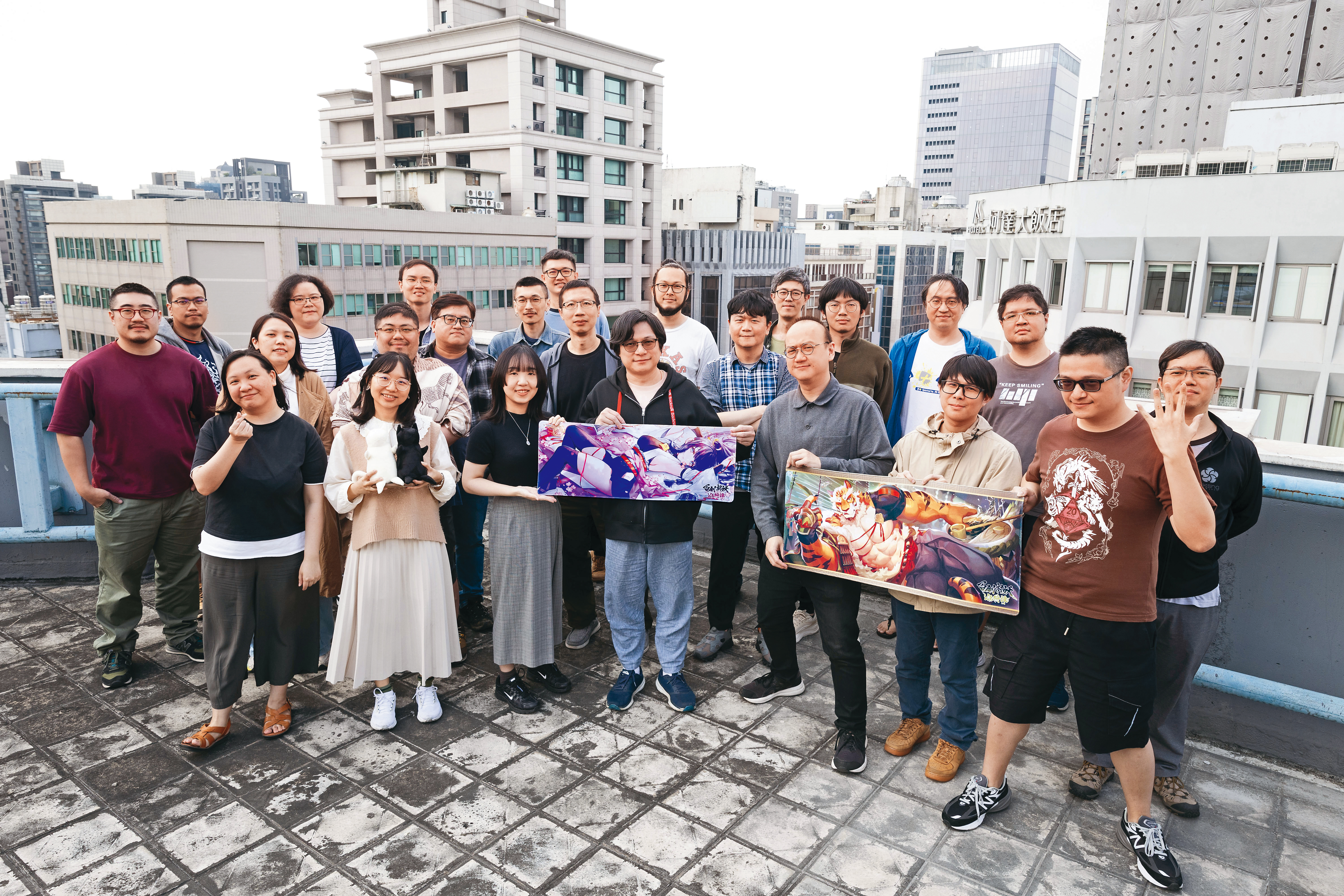 7QUARK成立於2013年，執行長郭秉鈞（前排中）表示《百劍討妖傳綺譚》是團隊首次開發如此大規模的動作遊戲。