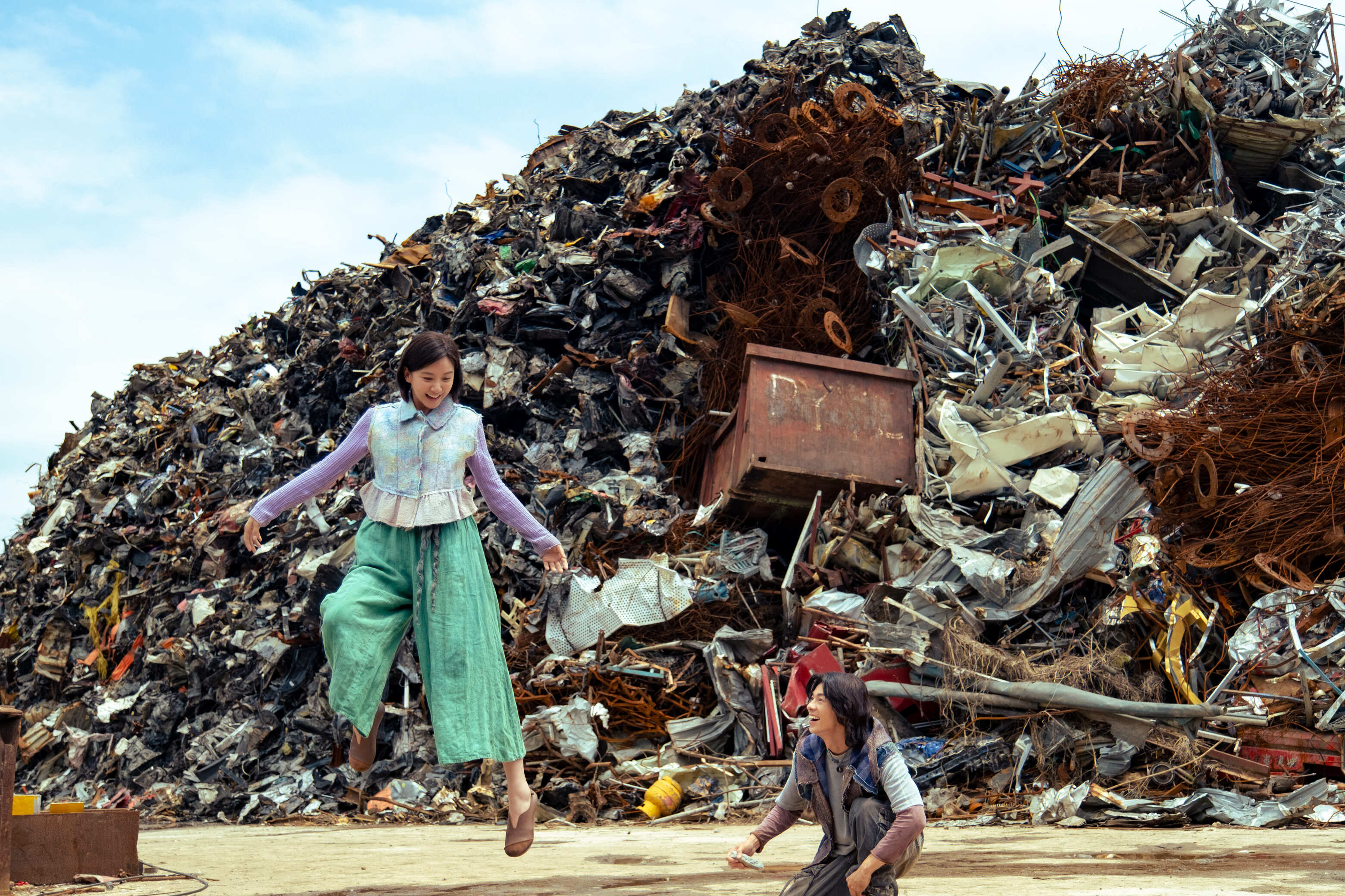 袁澧林（左）在片中有不少吊鋼絲的戲，並與許光漢（右）展開跨越階級、時間差的戀情。    （甲上娛樂提供）