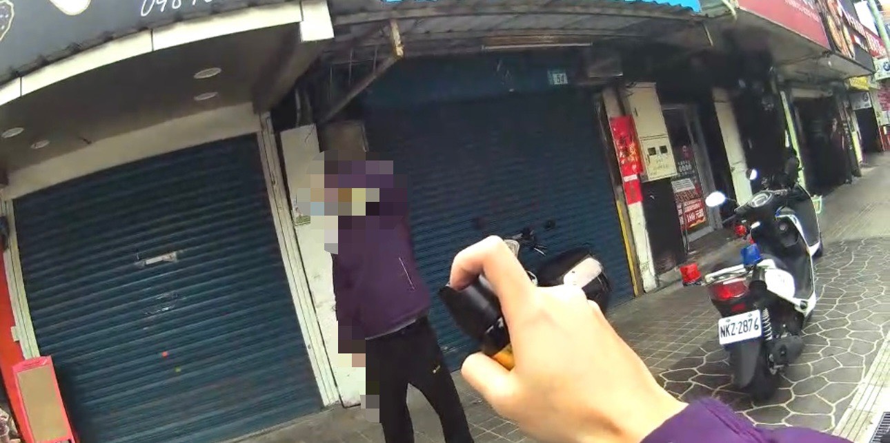 新北男捷運站外大喊「我有槍」,下秒衝捷運出口還襲警。(翻攝畫面)