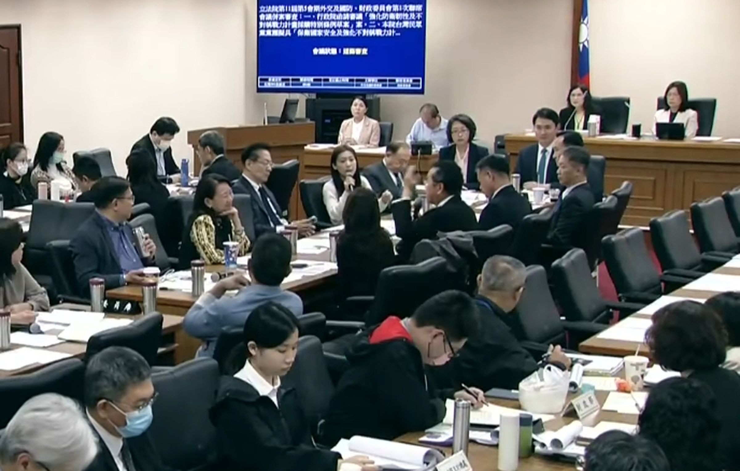 徐巧芯和顧立雄今在立法院聯席會議審查國防預算條例時言詞交鋒。（翻攝自國會頻道）
