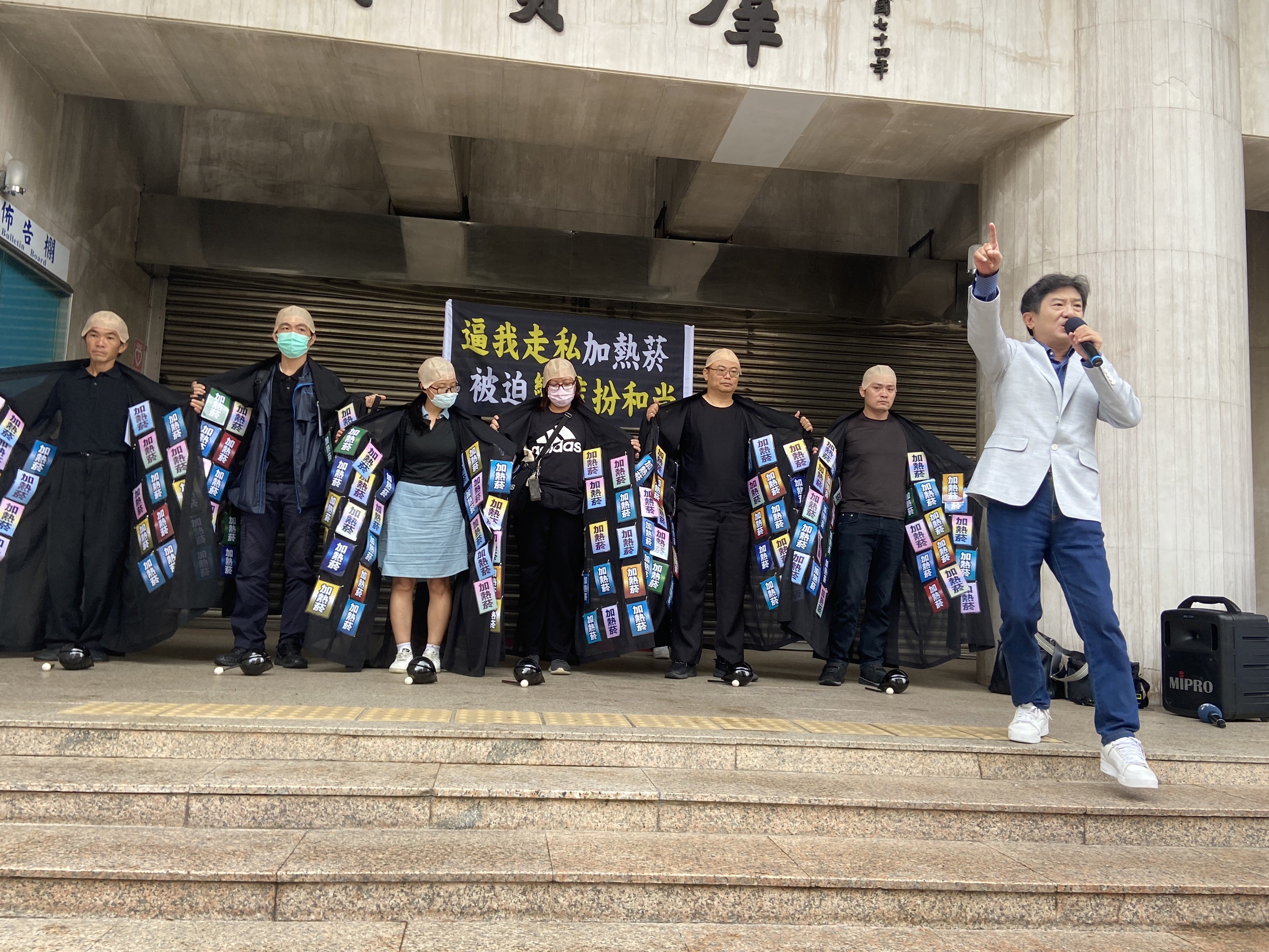 扮成和尚的民眾在立院群賢樓外靜坐抗議，諷刺加熱菸走私亂象，希望政府盡快解決。（Clear air大聯盟提供）