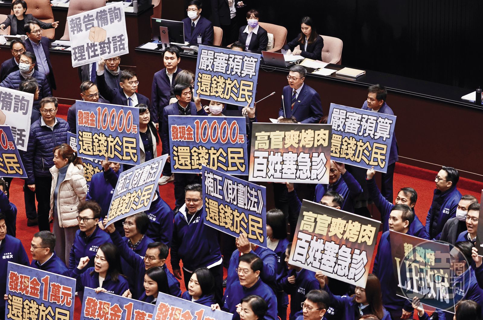 大罷免議題延燒,藍綠聚焦立法院新會期攻防,國民黨主張普發現金為優先法案,爭取民眾的認可。
