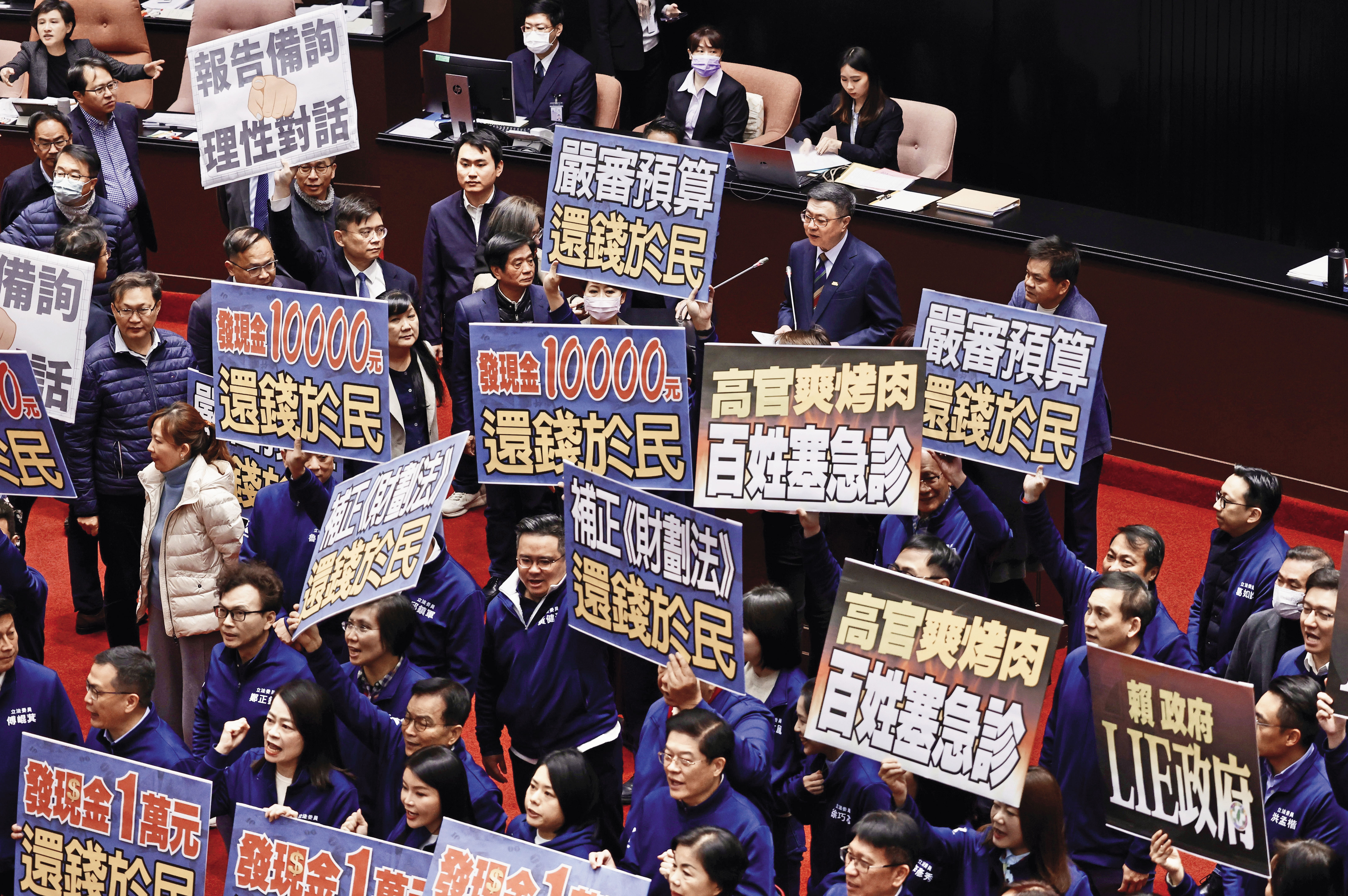 大罷免議題延燒，藍綠聚焦立法院新會期攻防，國民黨主張普發現金為優先法案，爭取民眾的認可。