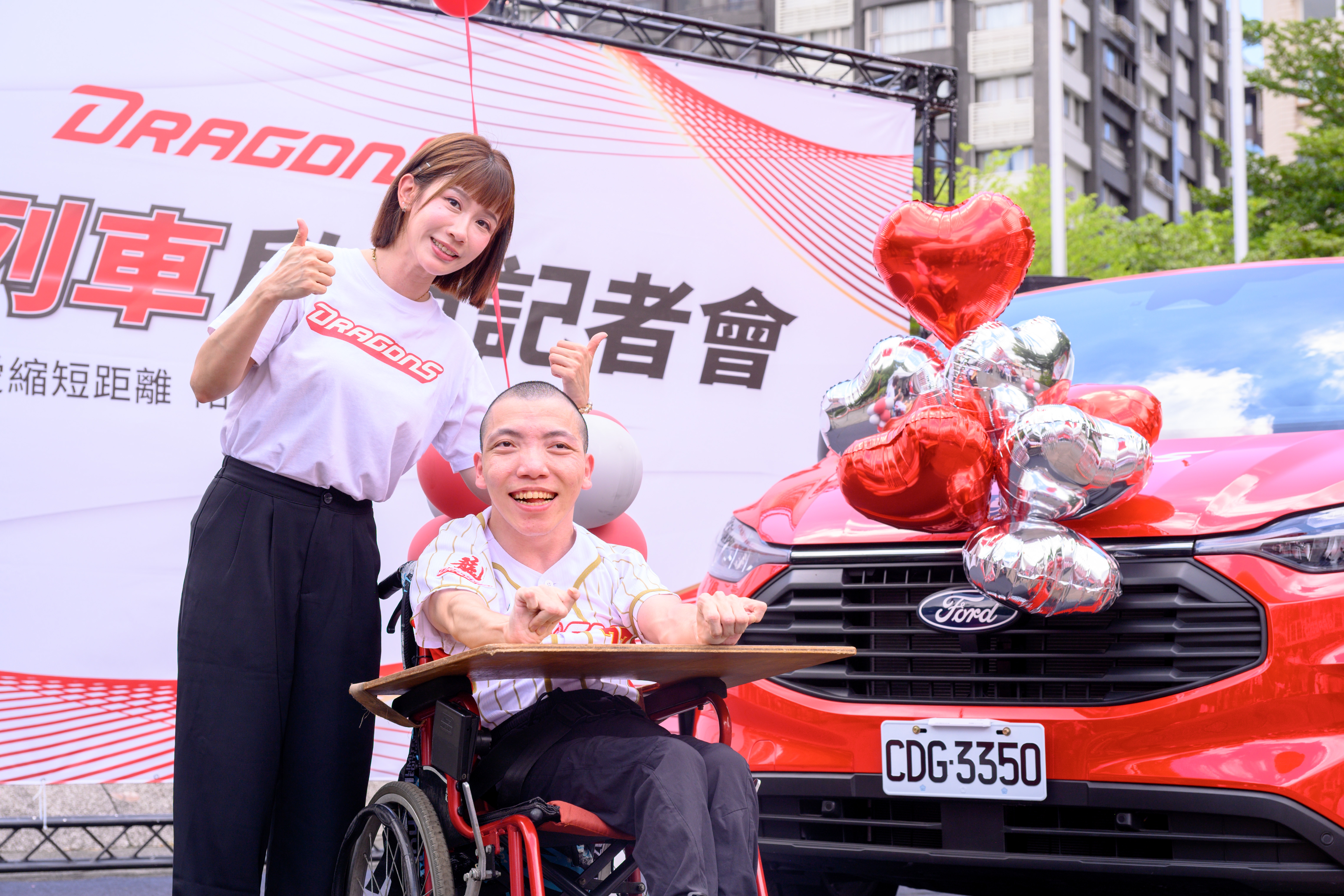 味全龍「龍躍列車」首位圓夢者翔翔與其姊琪琪(味全龍提供)