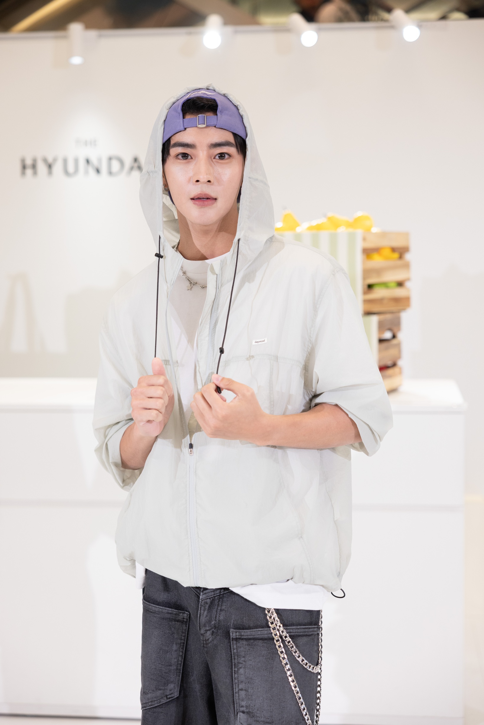 王學駿曾經只想買一件外套,結帳時已買滿一整卡行李箱。(THE HYUNDAI 現代百貨 提供)