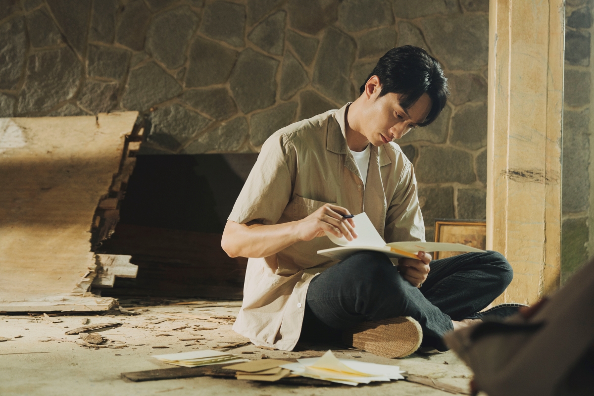 劉俊謙飾演寫作事業受挫的香港作家。（抓馬文化提供）