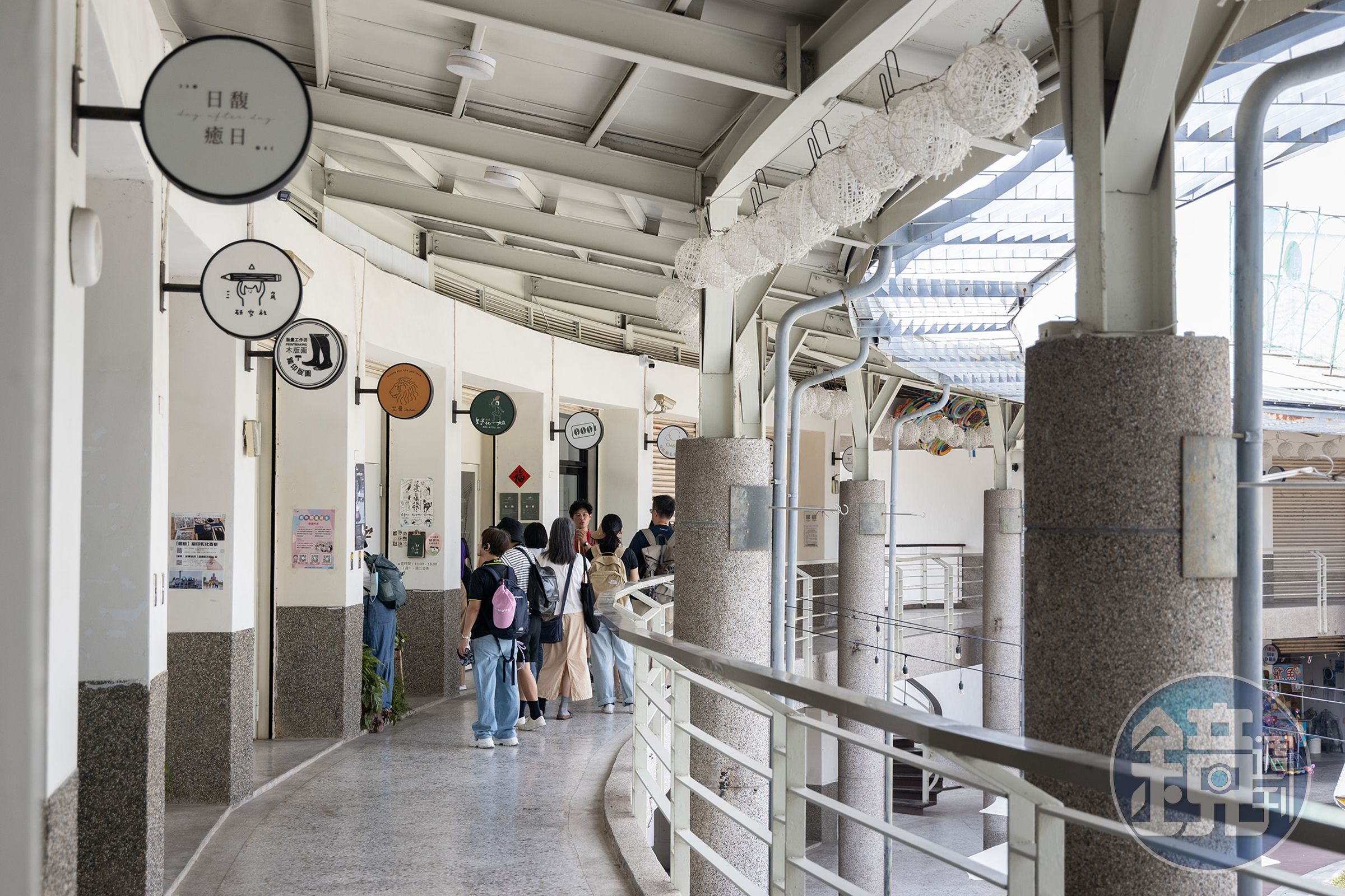 卦山村的1樓區域以餐館為主,2樓則有橡皮圖章、雕刻工藝、拓印、花藝等各種職人進駐。