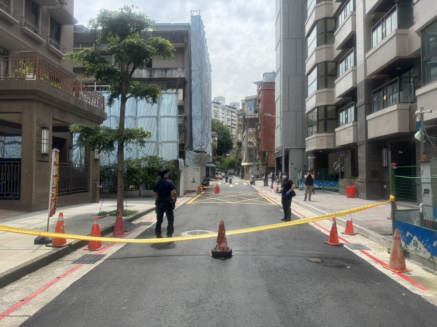 北市長安東路一處工地今早施工時挖出1枚迫擊砲，警方緊急封鎖現場。（翻攝畫面）