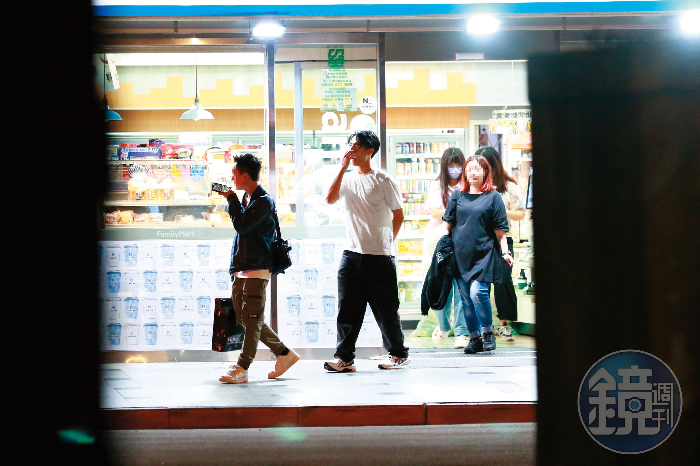 11/8，22：07趁著進入電台前，陳昊森（左2）到便利商店晃了一圈。