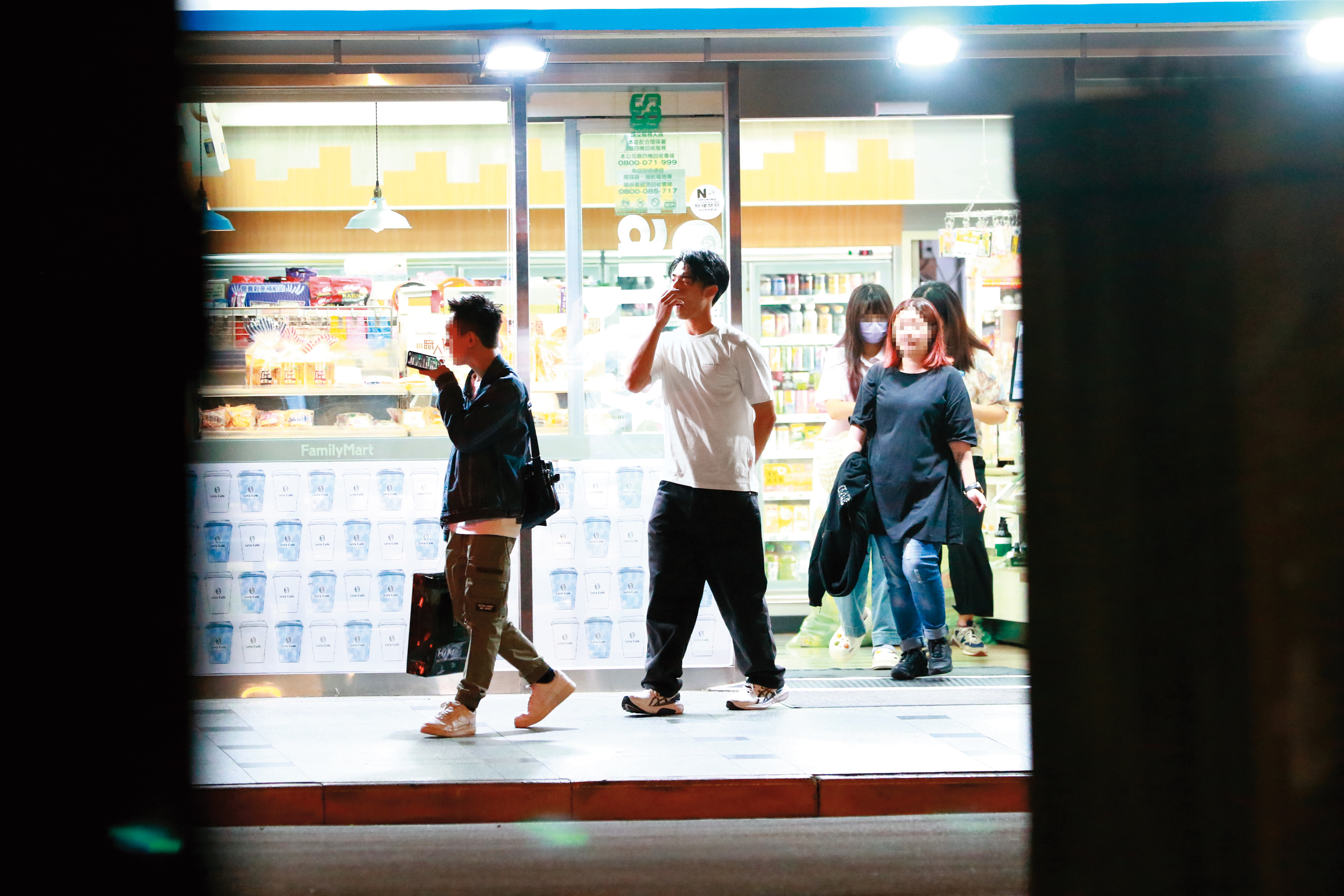 11/8，22：07趁著進入電台前，陳昊森（左2）到便利商店晃了一圈