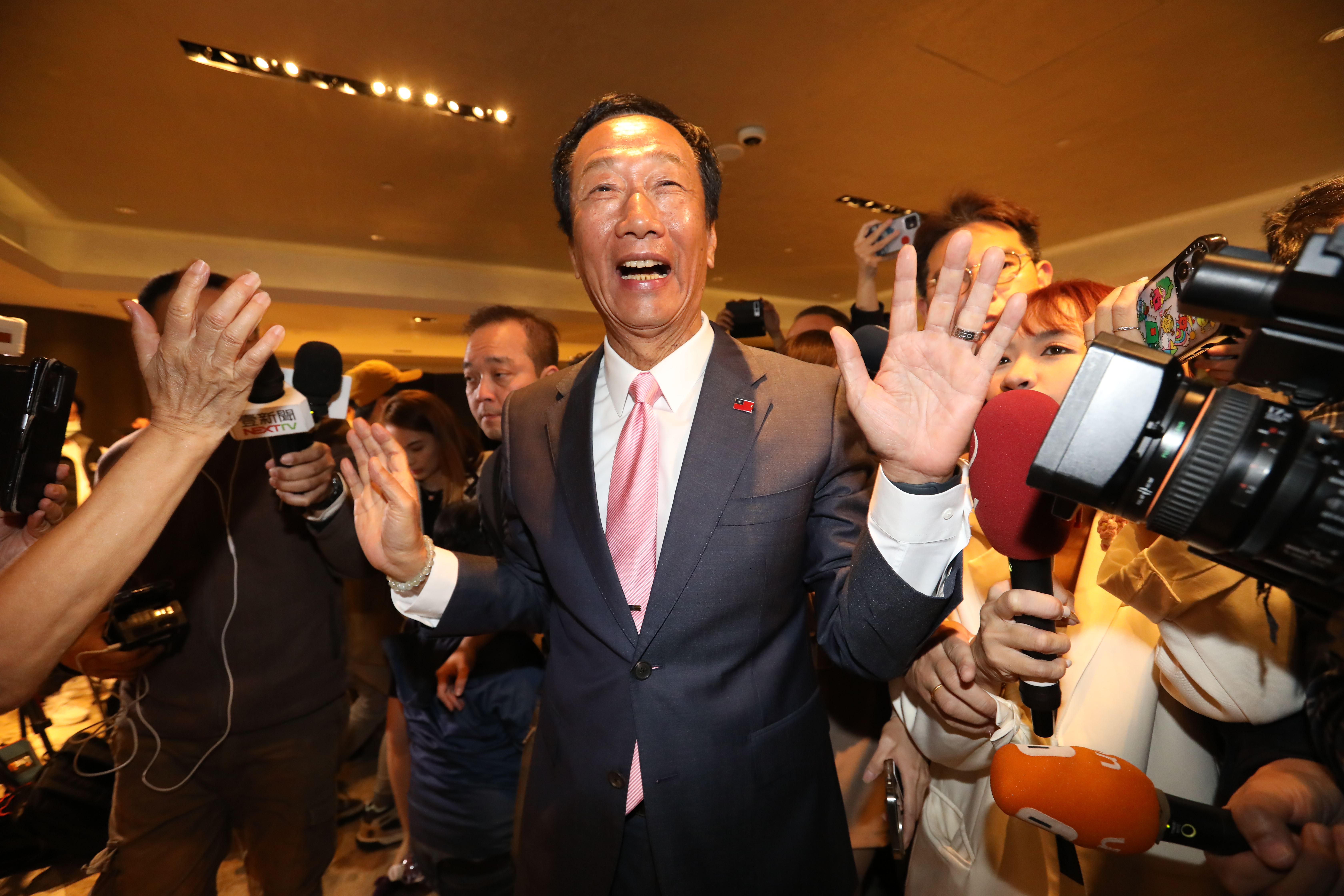 郭台銘（圖）昨參加三方會談，深夜發文卻隻字不提會談。