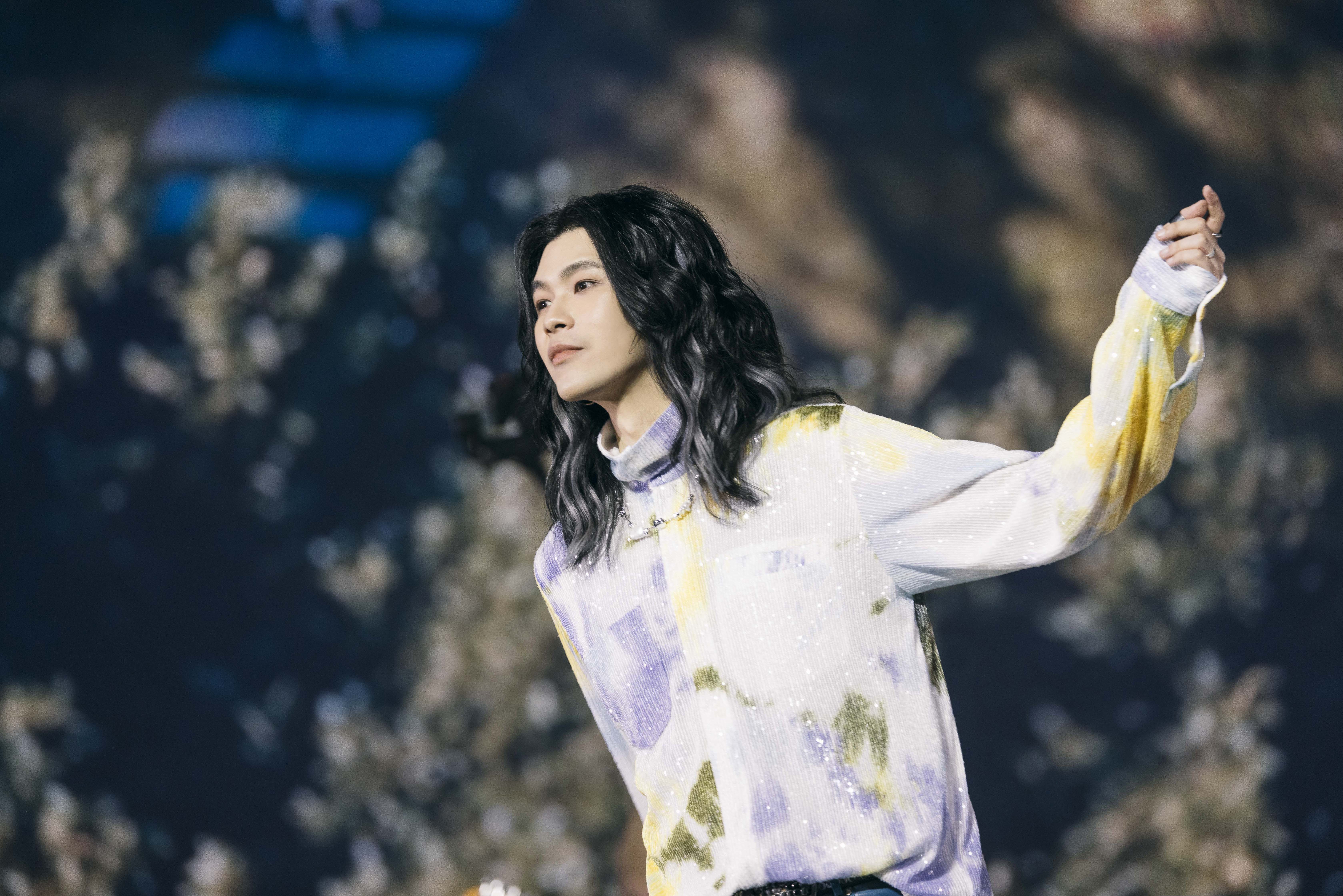 麋先生MIXER在高雄巨蛋開唱，主唱聖皓感性一度哽咽。（相信音樂提供）