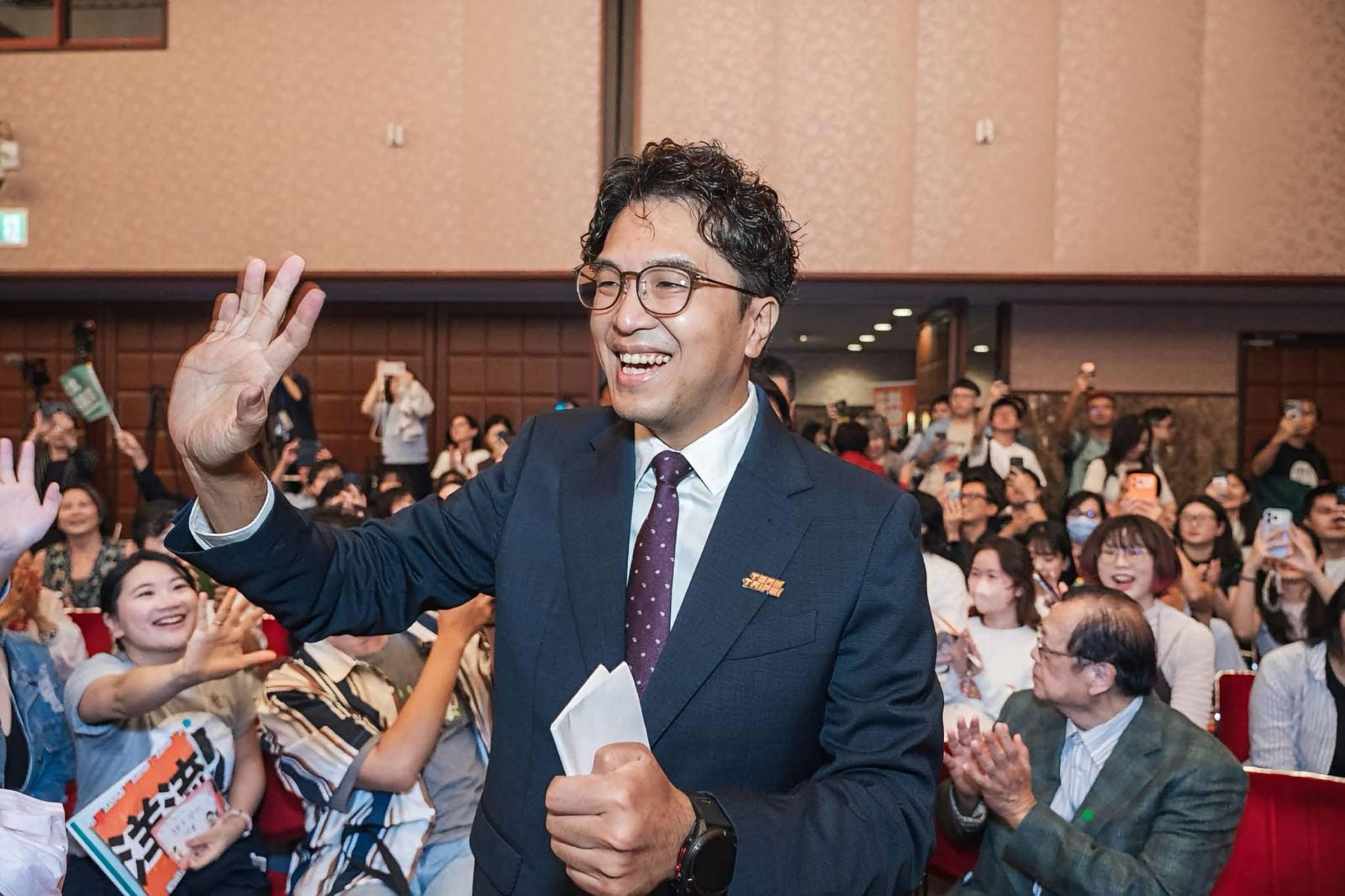 沈伯洋表示，自己第五度獲選優秀立委，得獎率為100％；近期相關爭議也持續成為台北市長選戰攻防焦點。