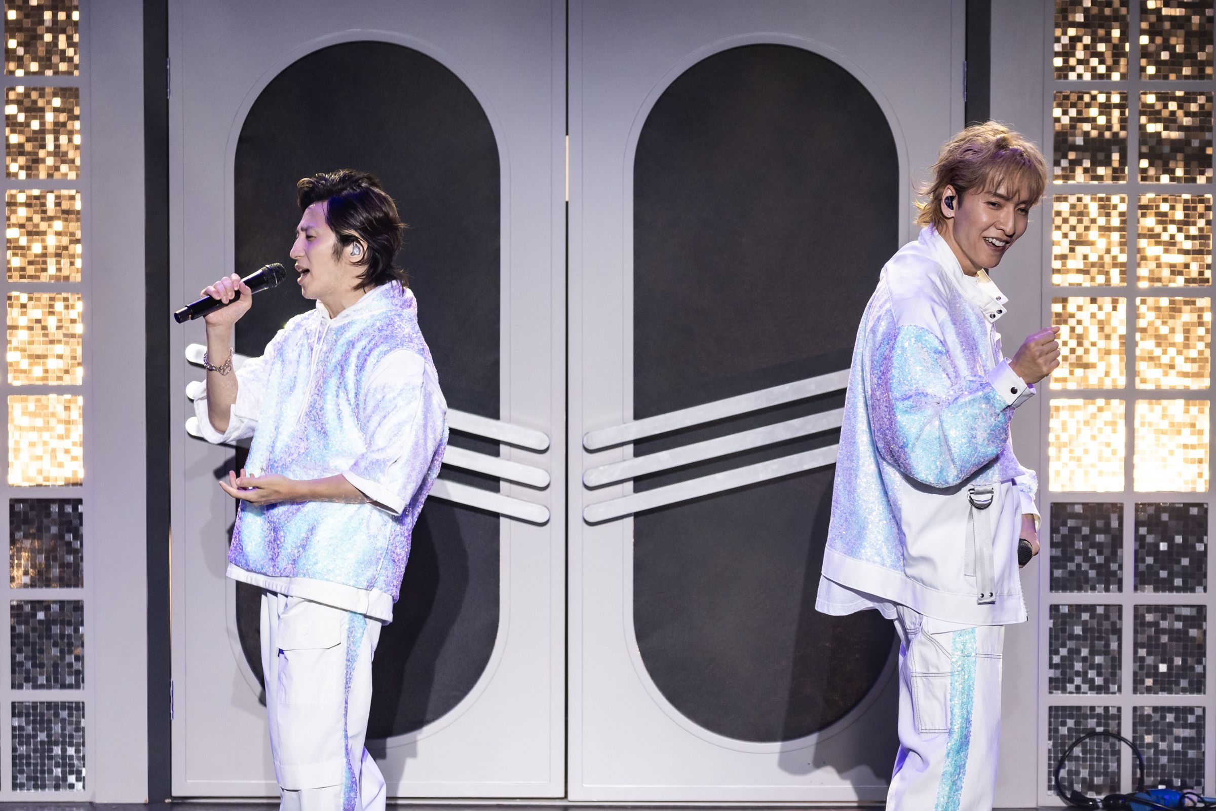 日本初戀團w-inds. 橘慶太(右)、千葉涼平與3,000名歌迷共度愉快週六夜晚。( COME ON JKSSP提供)