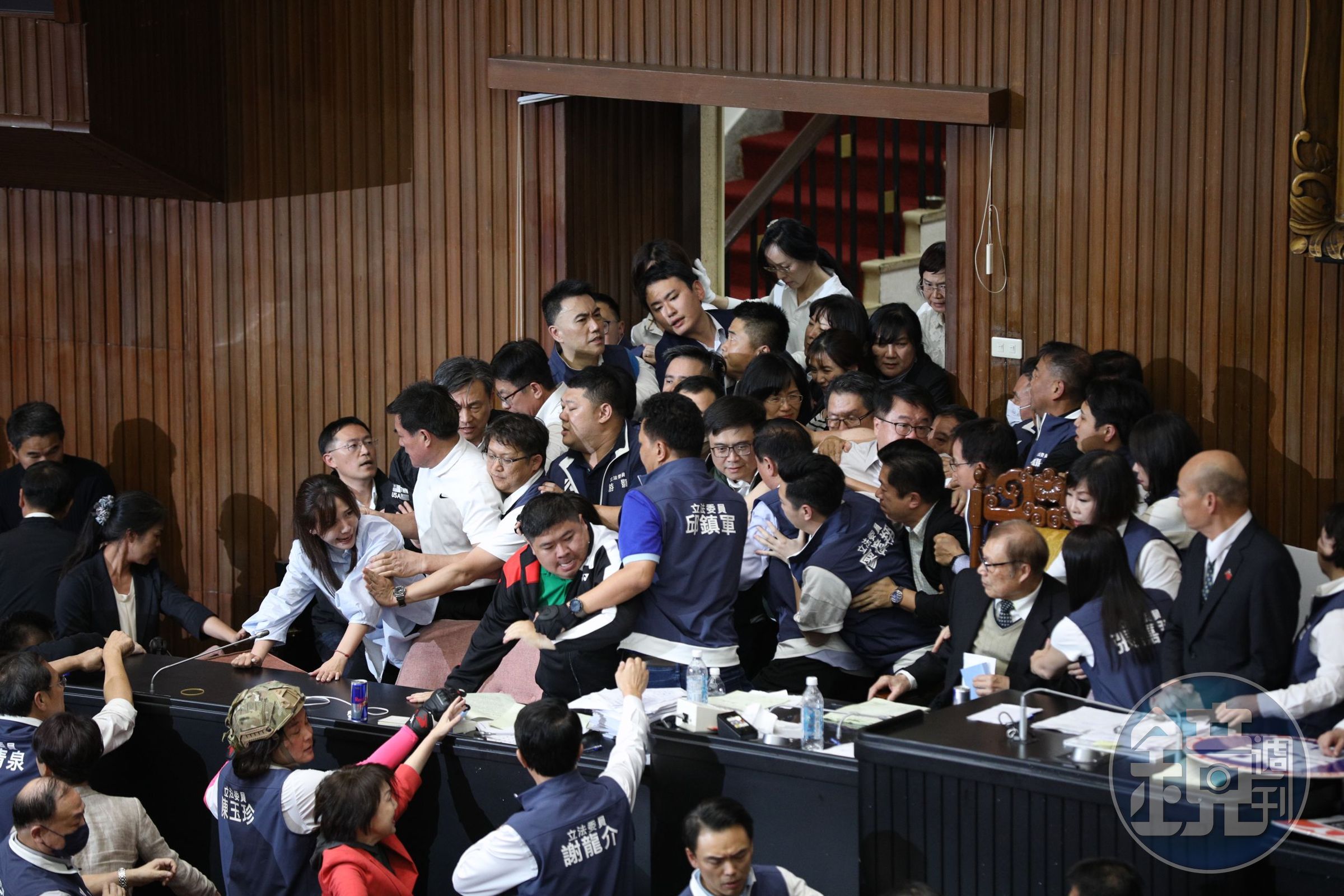 藍綠爭搶主席台過程中爆發激烈推擠拉扯，波及議事人員。
