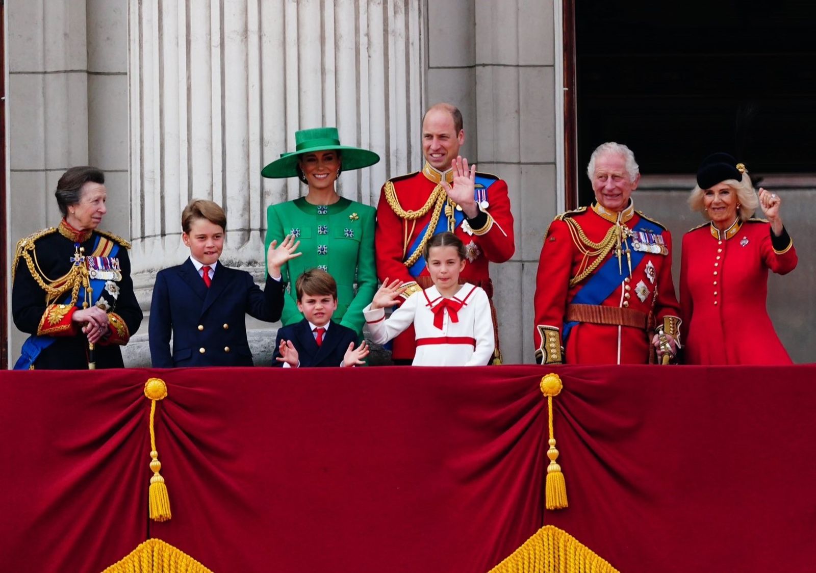 查爾斯三世（右二）和凱特王妃（左三）掛病號，王室專家推測，大權將由安妮公主（左一）掌奪。（翻攝X@RoyalFamily）