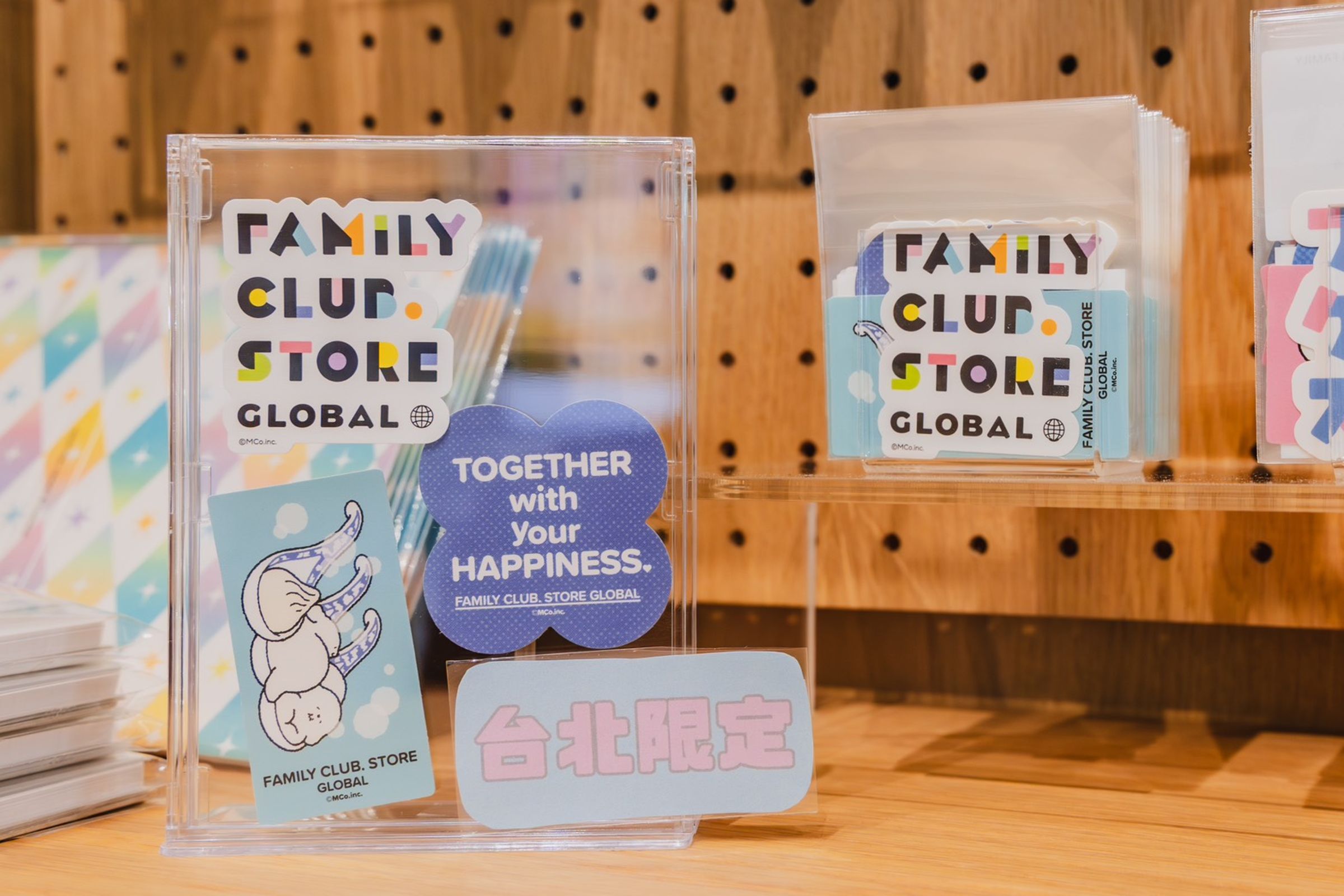 「FAMILY CLUB.STORE」推出開幕限定「小籠包貼紙」。（大鴻藝術BIG ART提供）