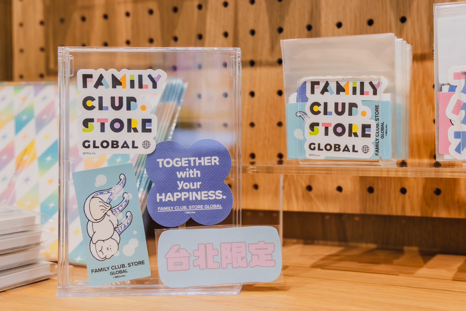 「FAMILY CLUB.STORE」推出開幕限定「小籠包貼紙」。（大鴻藝術BIG ART提供）