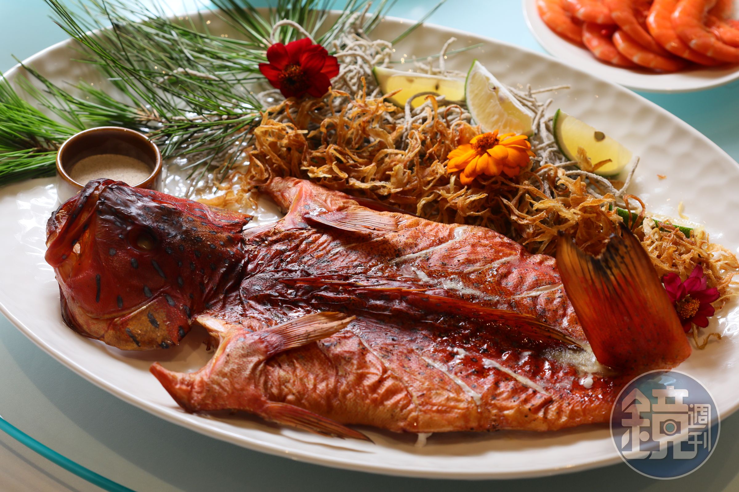 阿里山英迪格酒店「Ehohamo神話宴會廳」提供桌菜，圖為菜式「阿里山木燻紅條石斑魚」，使用阿里山新美部落相思木煙燻爐烤的紅條石斑。