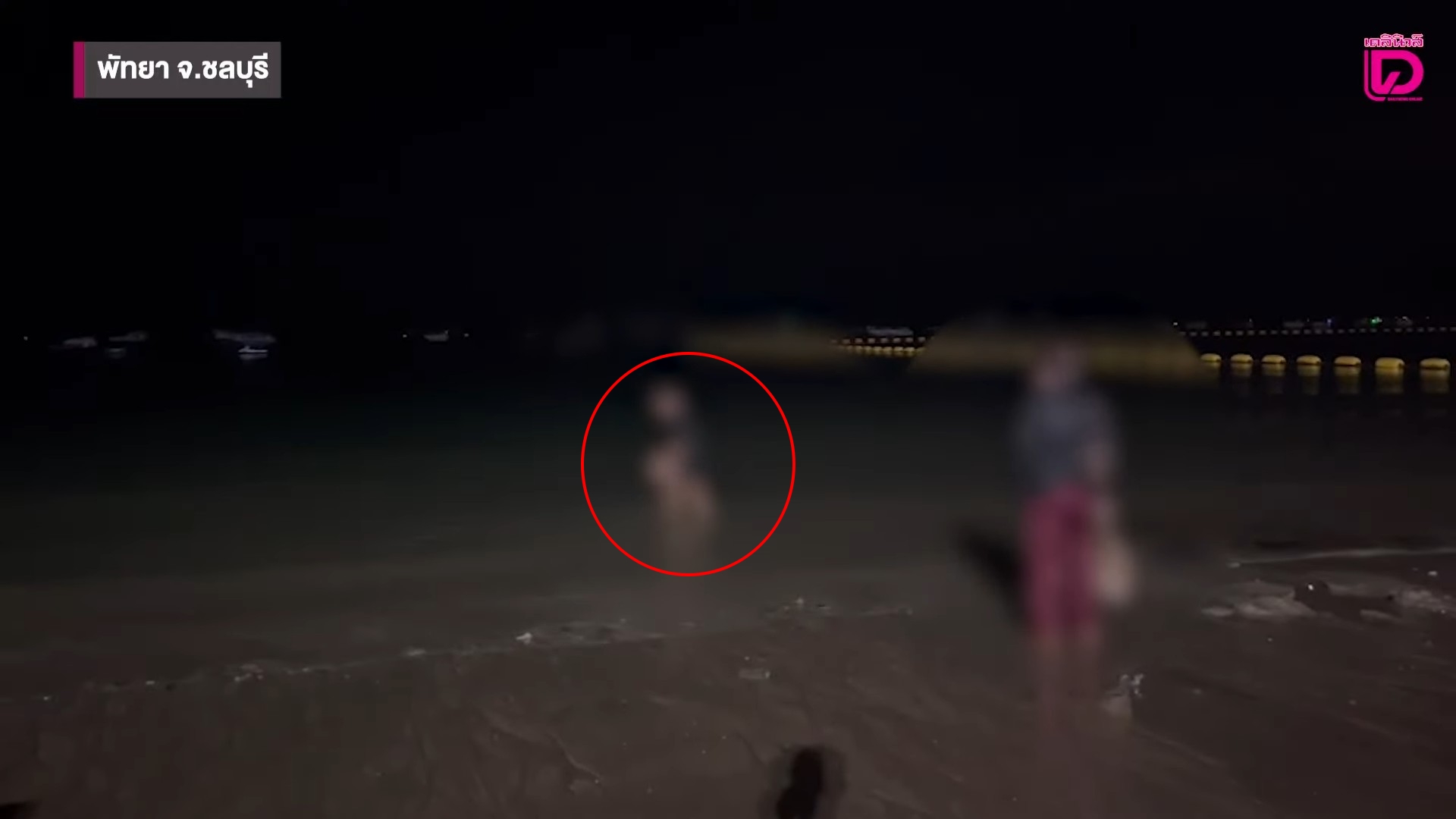 泰國一名女子（紅圈）喝醉後在計程車上失控大小便，之後又因羞愧掩面跳海。（翻攝自 Dailynews Online YouTube頻道）