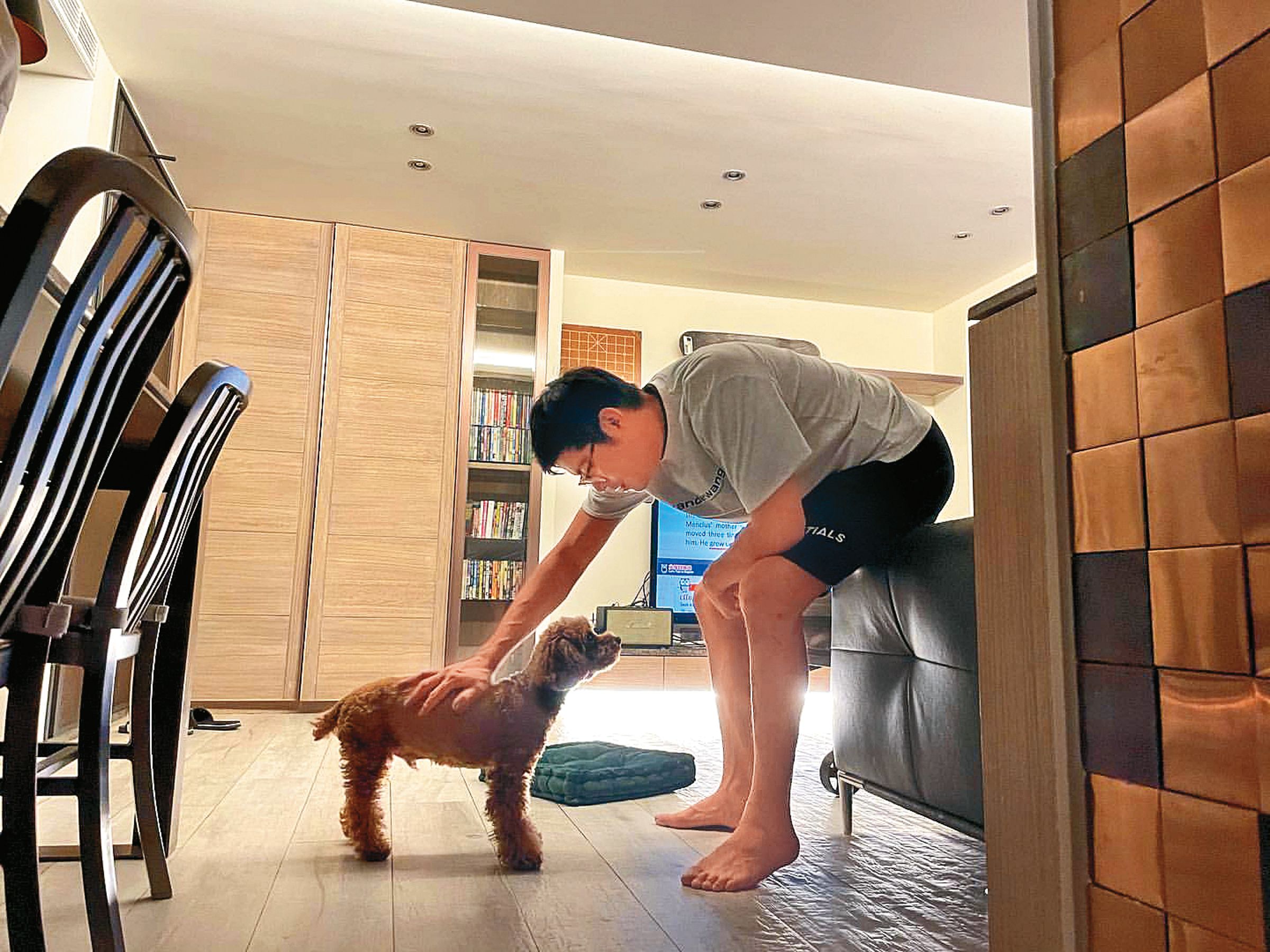 年前情正濃時，謝欣穎貼出王柏傑在她家和狗玩的照片，男的還幫忙打掃院子。（翻攝自謝欣穎IG）