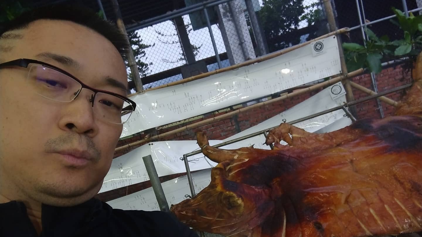 朱學恒2度強吻議員，今日被依強制猥褻罪起訴。（翻攝自朱學恒的阿宅萬事通事務所臉書）