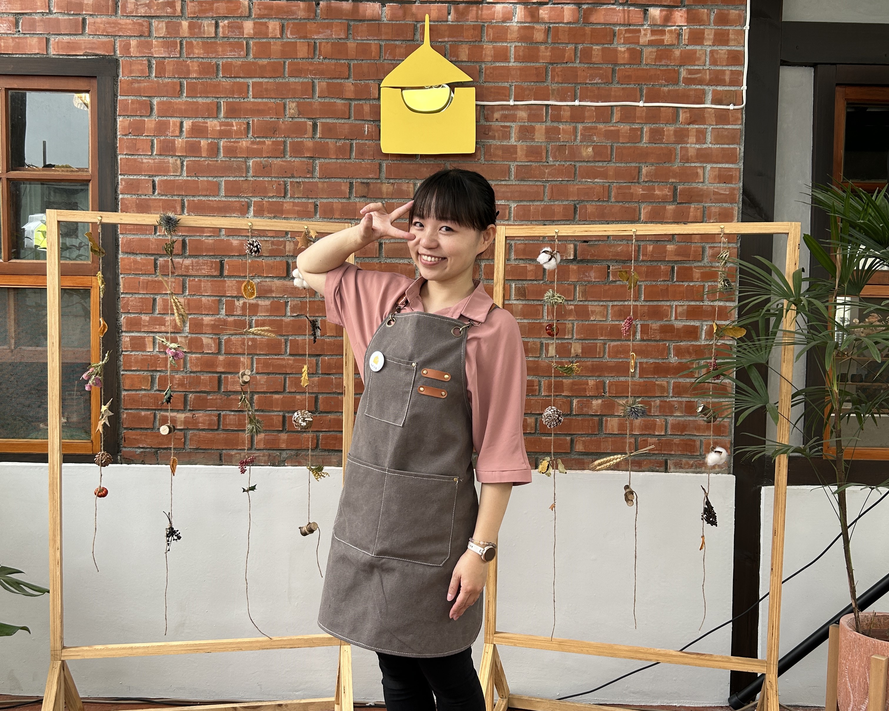 楊雅婷從老屋的修整到空間經營，皆親力親為，期望將巷弄長壽打造為凝聚社區情感的據點。