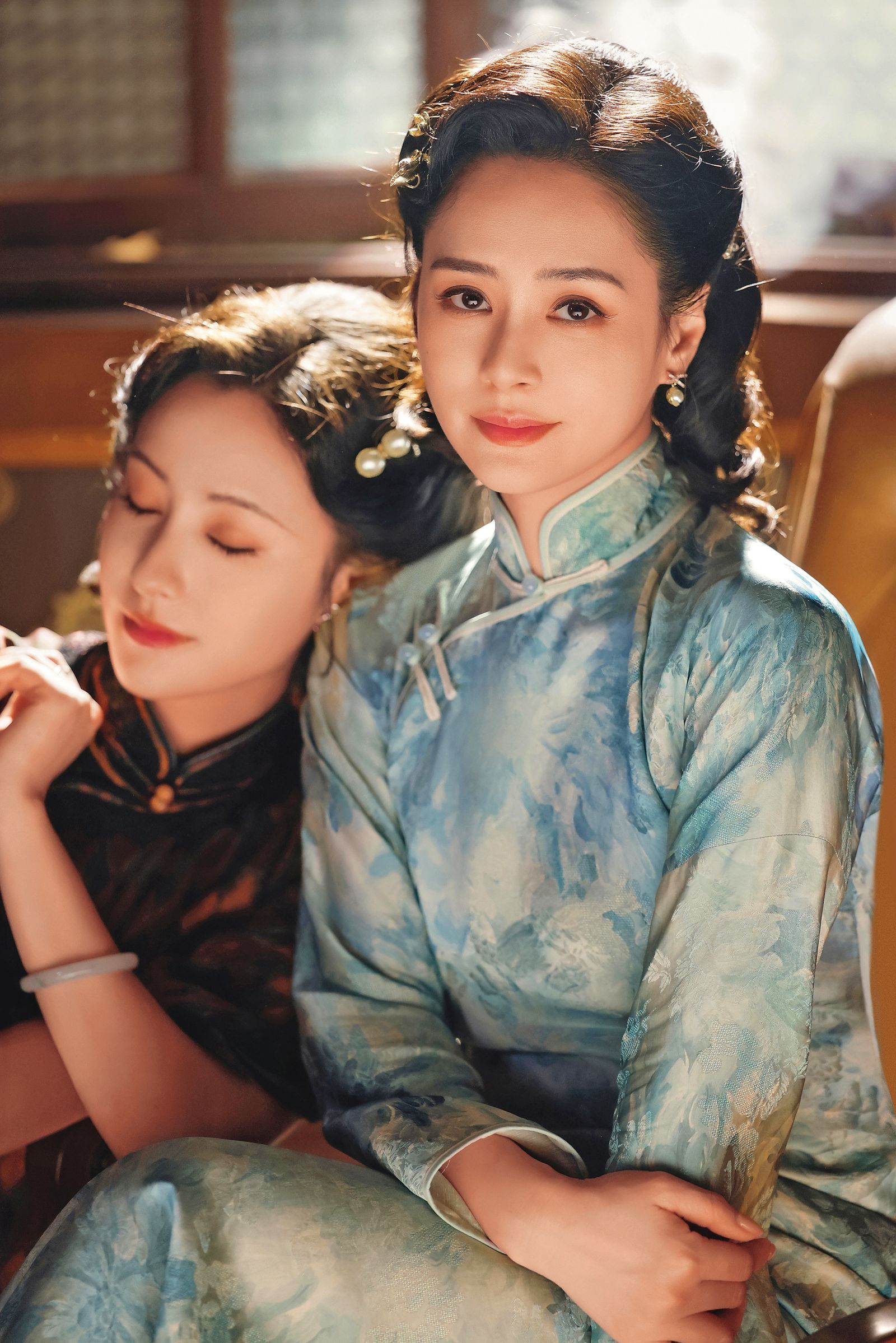 在改拍成短劇版的《風聲》中，阿嬌（右）扮演昔日李冰冰飾演的「李寧玉」，死後靈魂穿越至毛曉慧（左）飾演的「顧小夢」身上。（翻攝自微博）