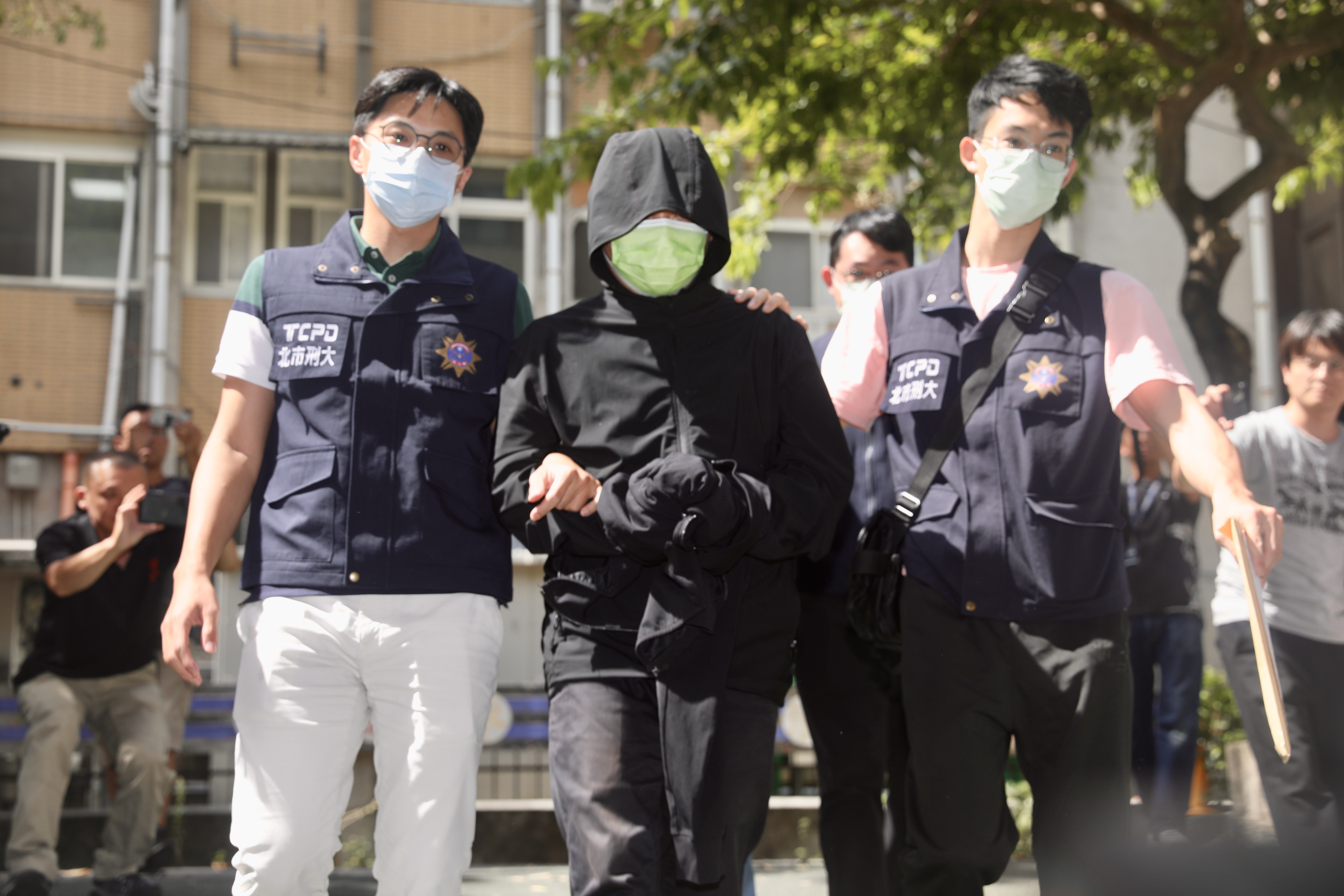 41歲周姓男子（圖）與其林姓女友，兩人落網後坦承犯行加工製圖並加註恐嚇字眼。（鏡報林煒凱攝）