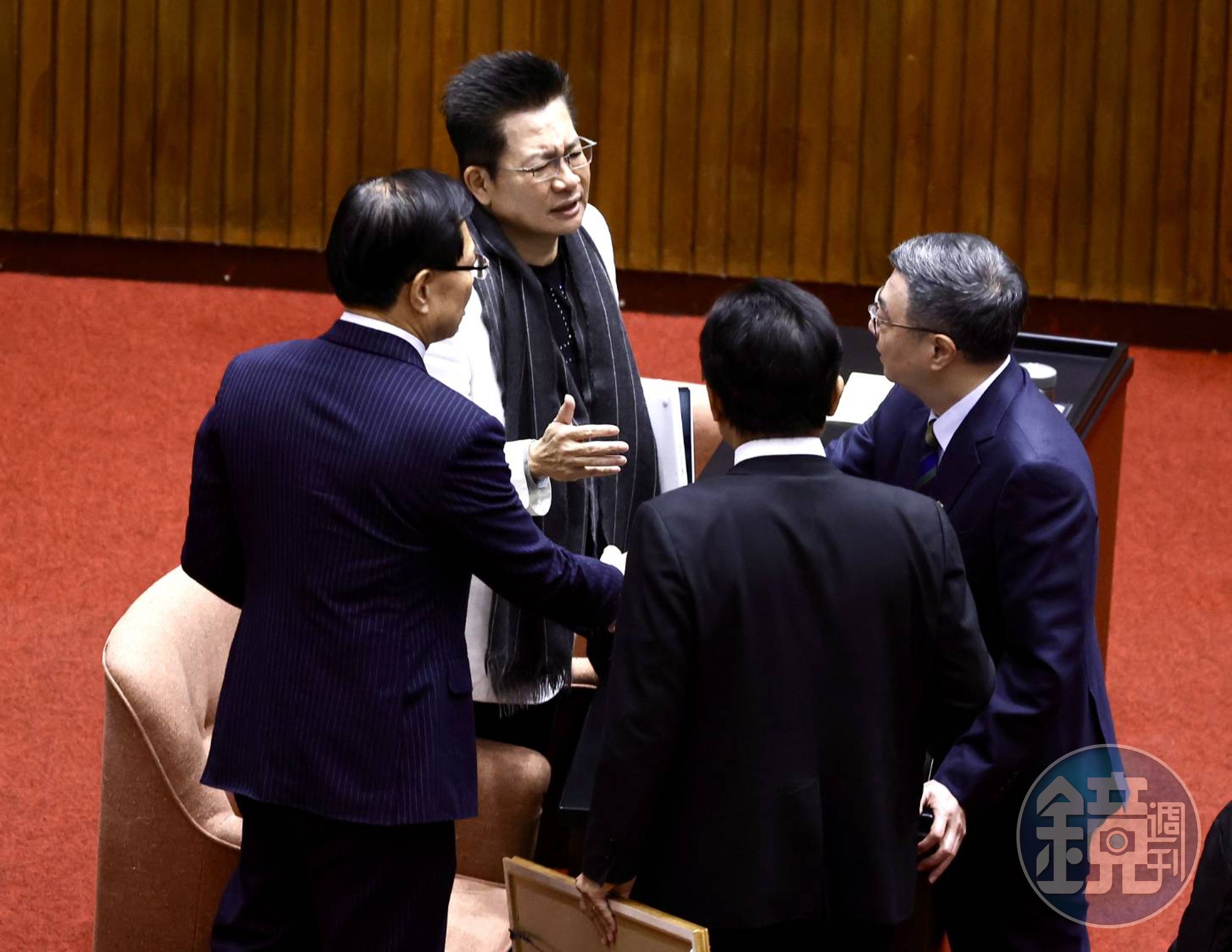 民眾黨不分區立委吳春城因捲入「壯世代」爭議中,今天在立院上宣布請辭。