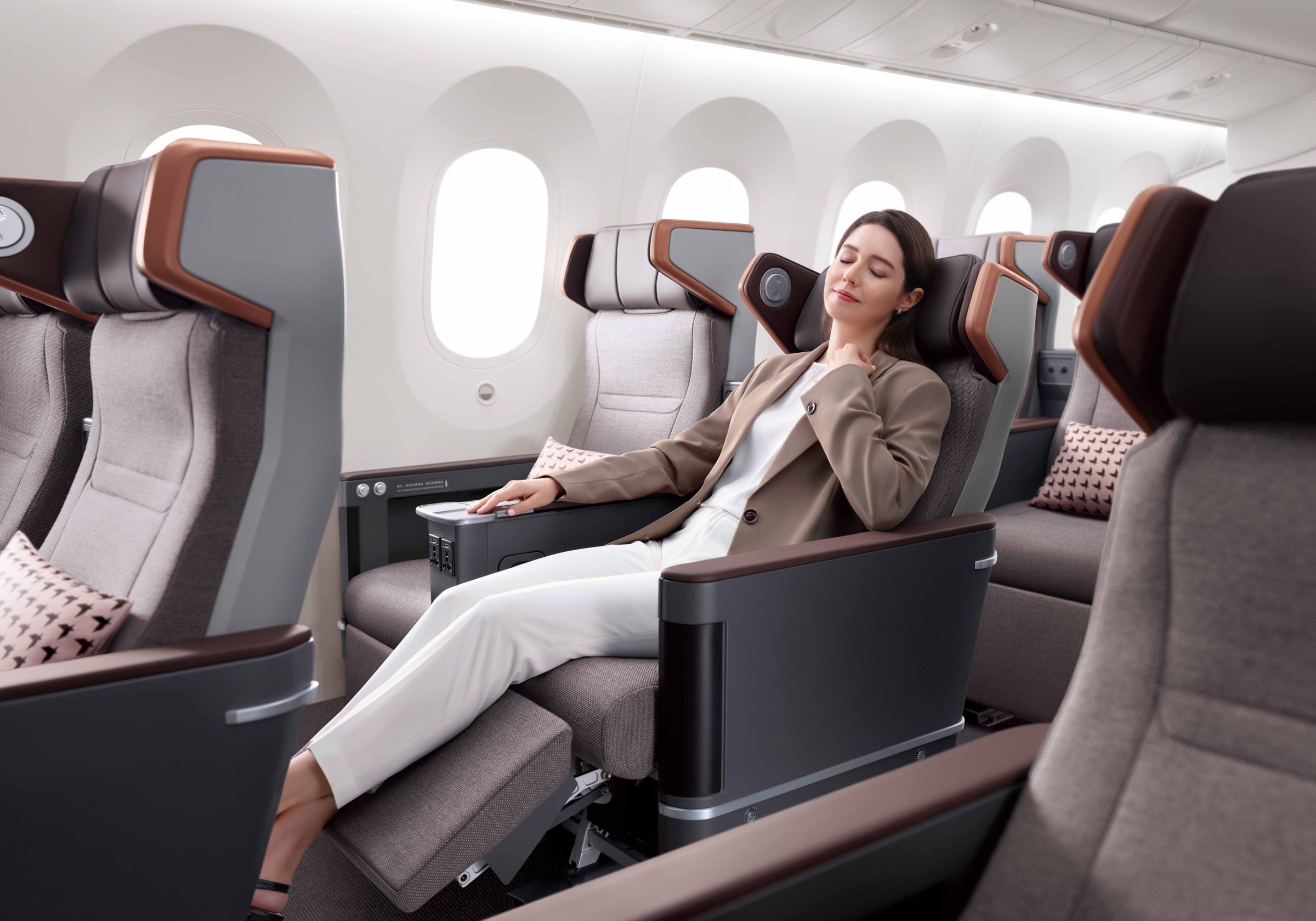 長榮航空獲得2026年SKYTRAX「全球最佳豪華經濟艙第1名」及「全球最佳豪華經濟艙服務用品第1名」獎項，長榮航空從1992年便領先全球推出豪華經濟艙，去年再推出第四代豪華經濟艙座椅，多年來專注旅客需求為導向不斷推陳出新，引領業界潮流，此次榮獲雙料冠軍的殊榮，感謝全球旅客的肯定。