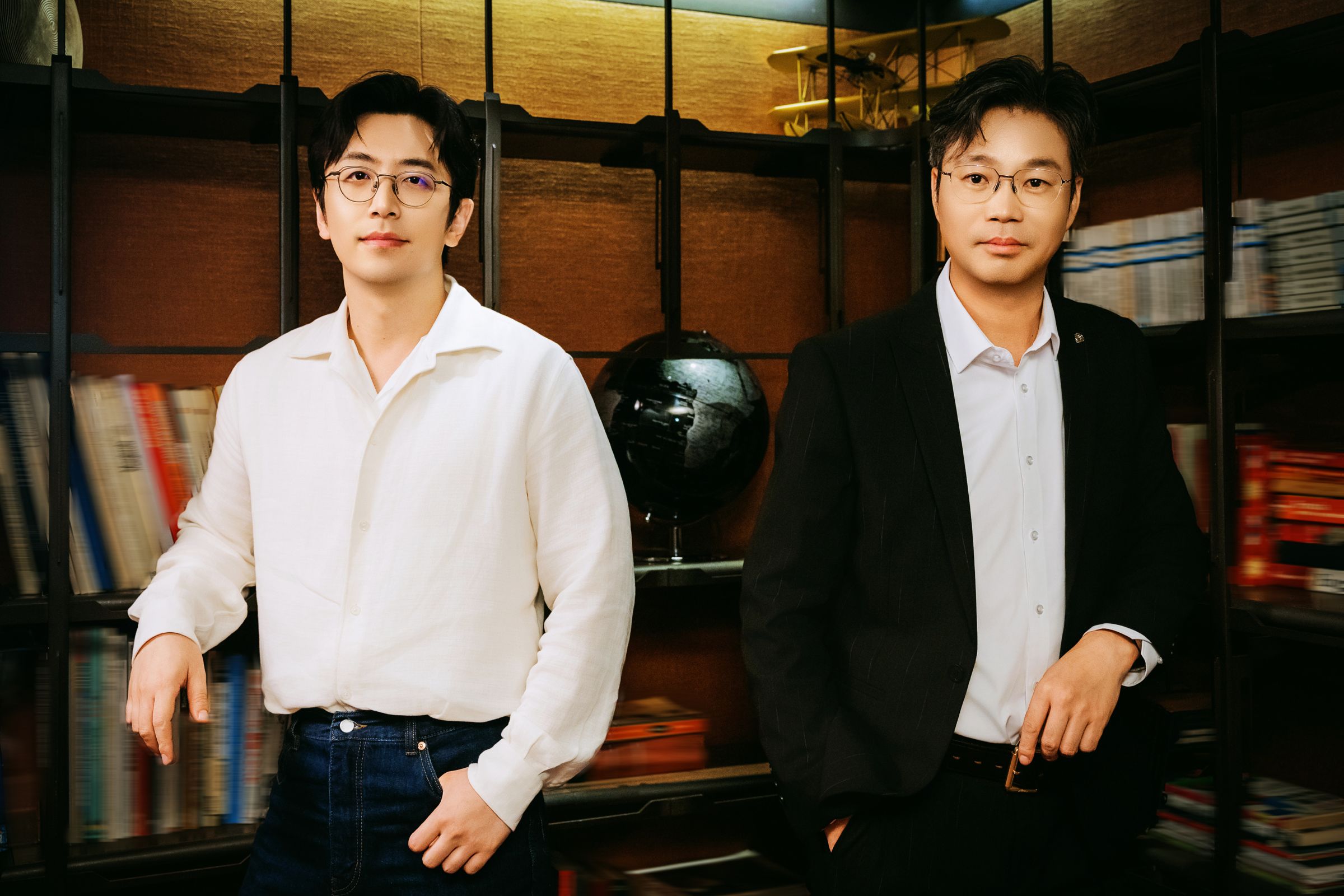《長安的荔枝》主演白客(左)與王迅為兩岸電影展來台,與影迷近距離交流。(兩岸電影展提供)